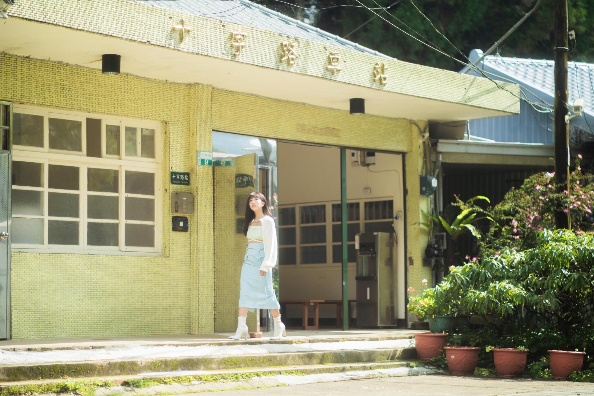 阿里山拍攝MV 首次坐上阿里山小火車，搶時間拍攝車廂未能好好體驗。（索尼音樂提供）