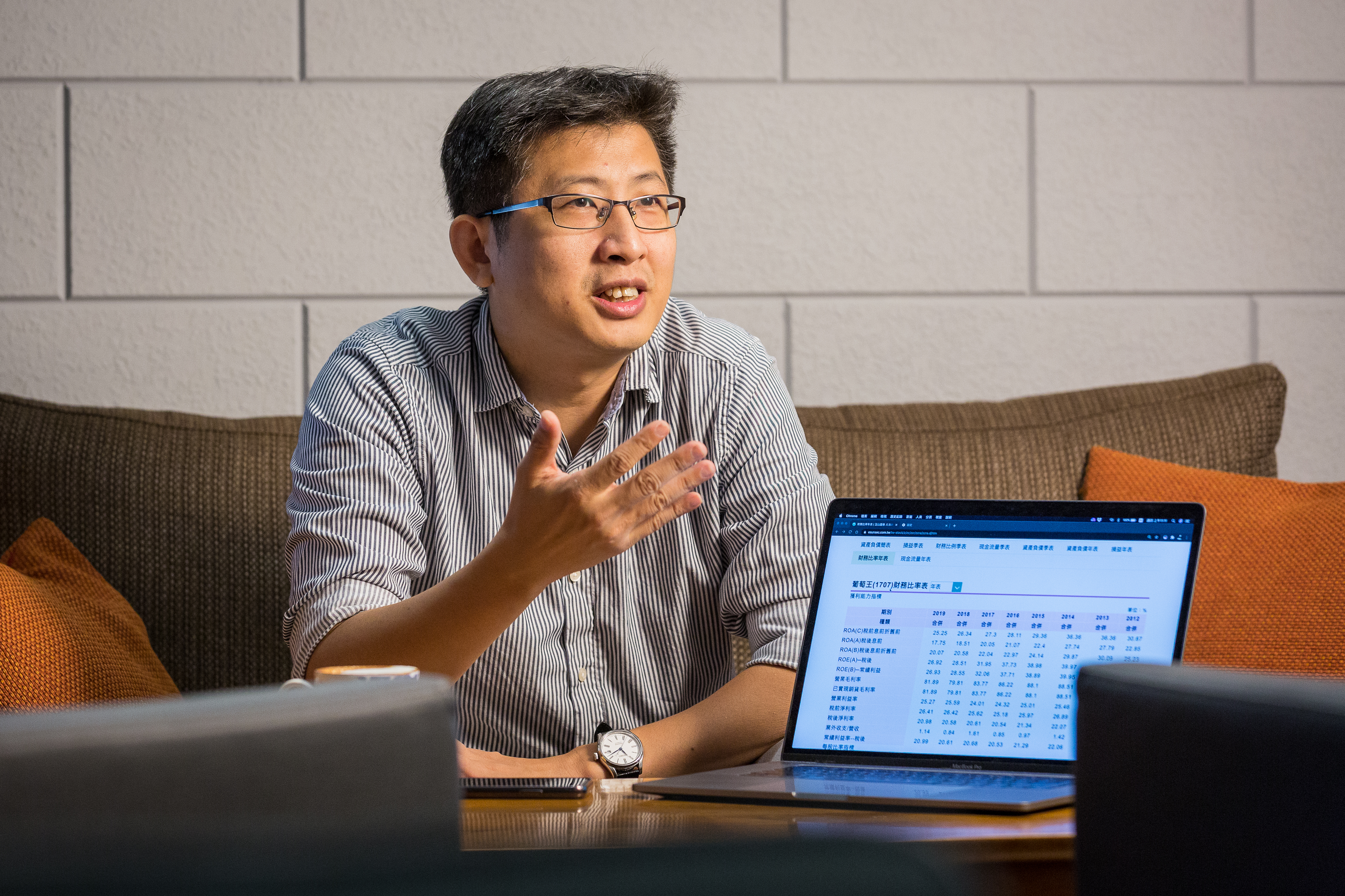 財經作家股魚忍功一流，目前會耐心等待藍燈出現才買進0050。