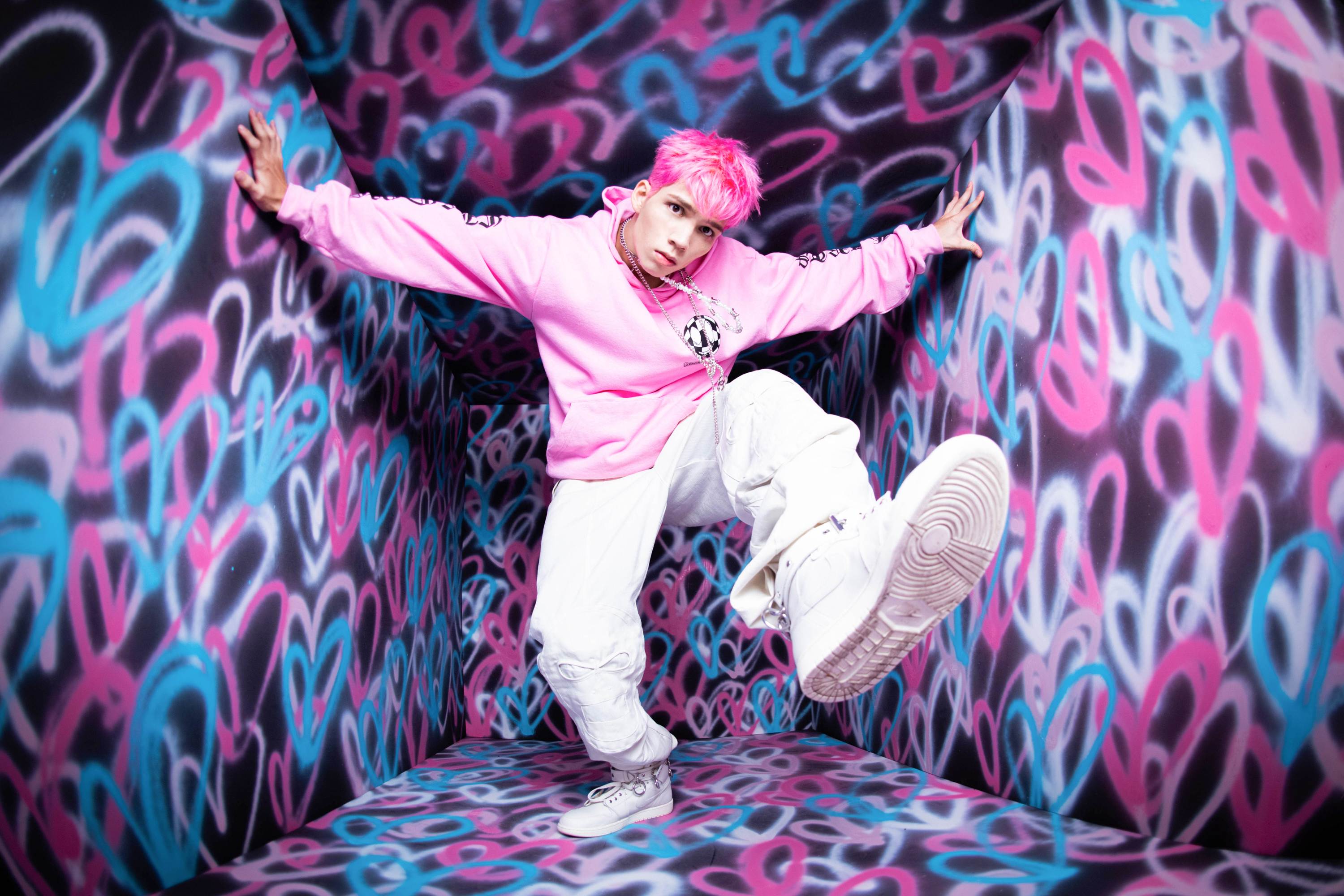 剛過23歲生日派偉俊,在年末推出全新創作單曲〈最後一次心碎〉。(杰威爾音樂提供)