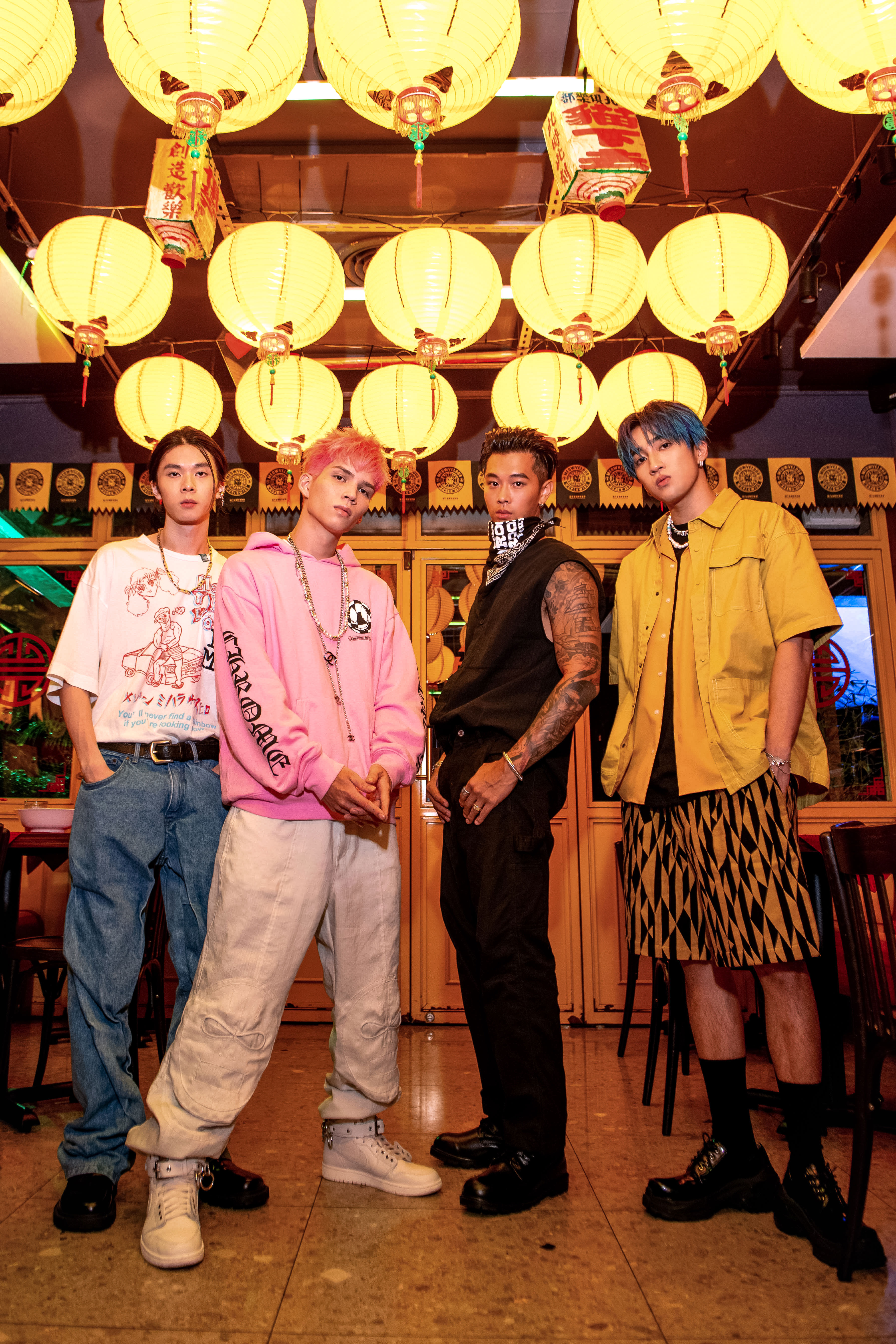 派偉俊（左二）新單曲〈最後一次心碎〉MV力邀高爾宣（左）、婁峻碩及Hosea 等圈內好友客串演出。（杰威爾音樂提供）
