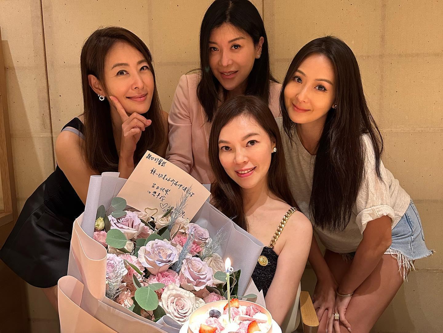曾馨瑩(前)過48歲生日,賈永婕(後排左起)、林慧晶、孫芸芸幫她慶生。(翻攝賈永婕臉書)