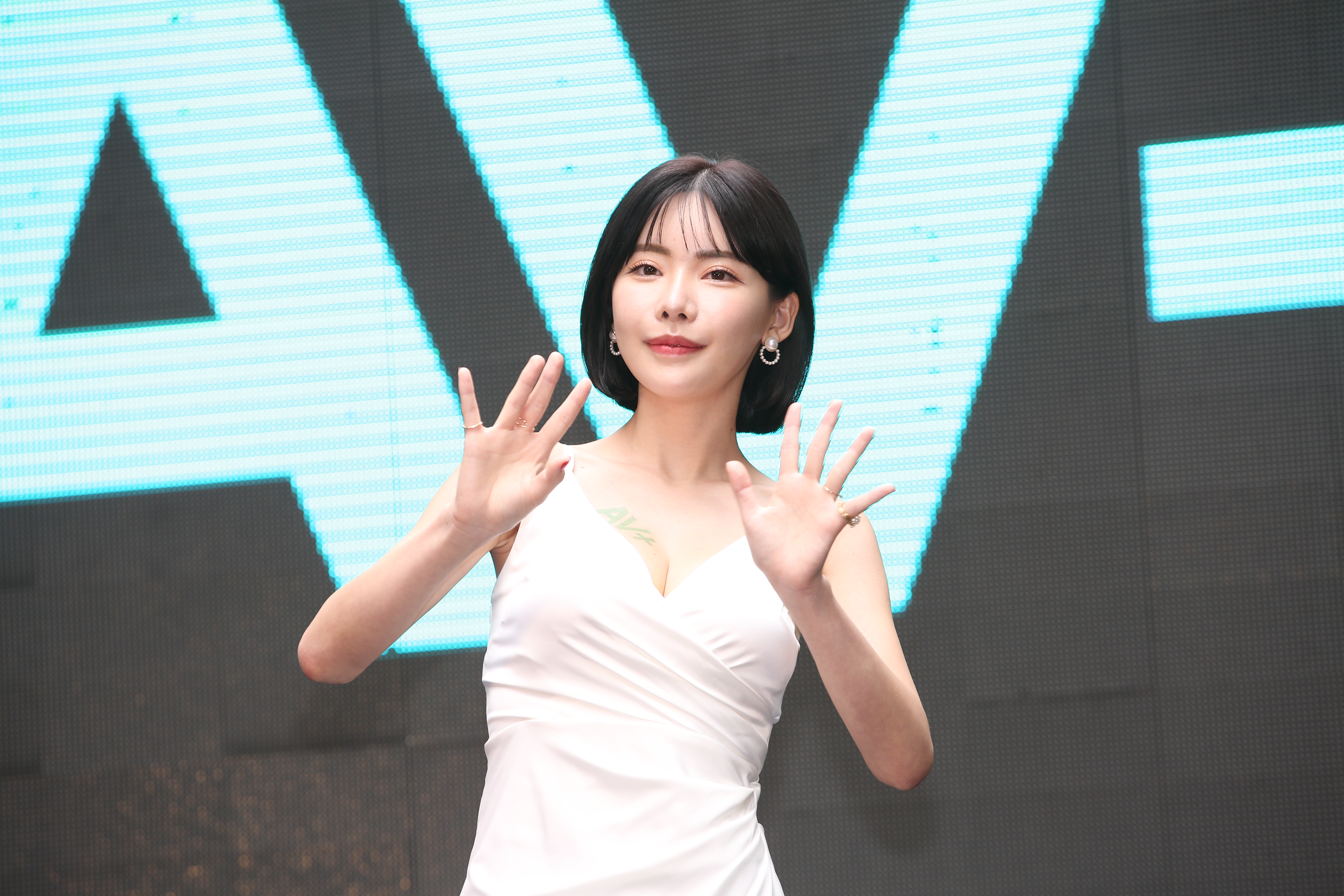 深田詠美表示不工作時喜歡擁抱大自然，有時也只是帶本書到咖啡店打發時間。