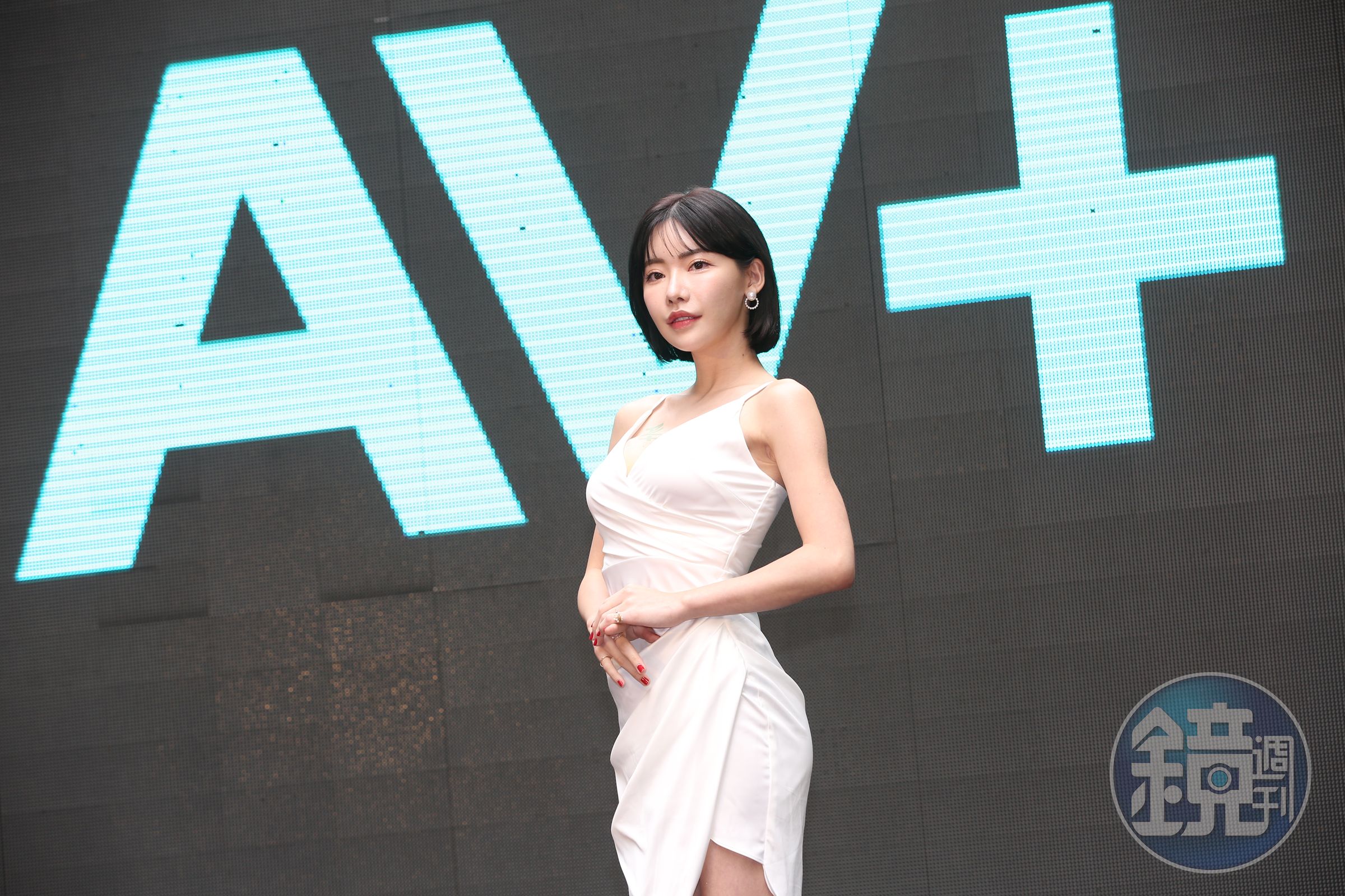 深田詠美入行6年左右，號稱與男優已合作千次以上。