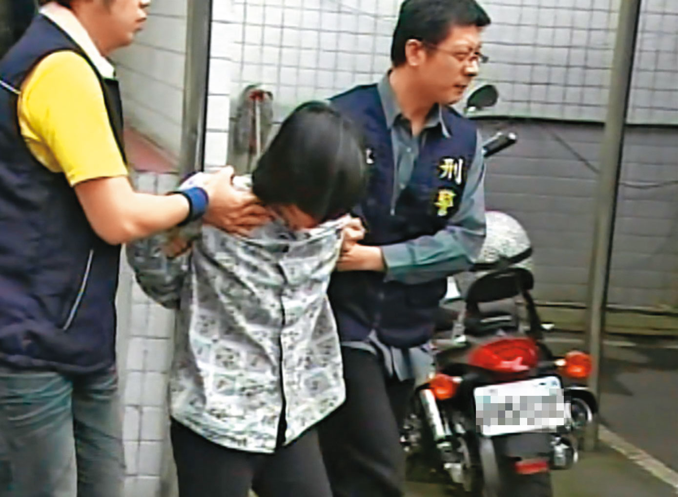 警方循線上門逮捕江女（中）時，江女十分冷靜，對犯行坦承不諱。（東森新聞提供）