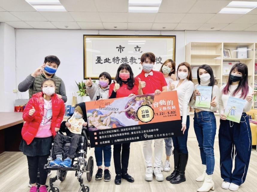 泡泡哥哥受到孩子歡迎,也投入兒童相關慈善計畫。(泡泡哥哥提供)