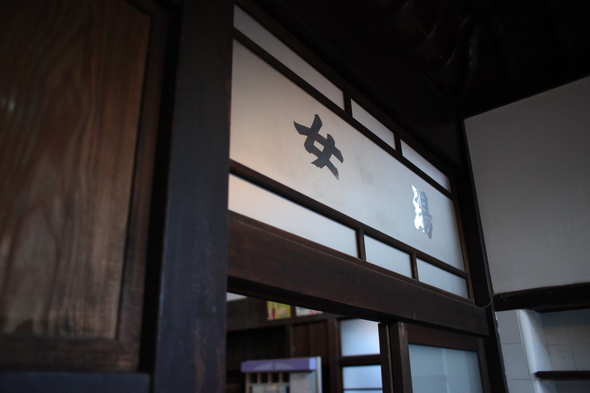 北投一處知名溫泉館，驚傳一名鬍渣男將下體夾雙腿成功闖入女湯。（示意圖／PhotoAC）