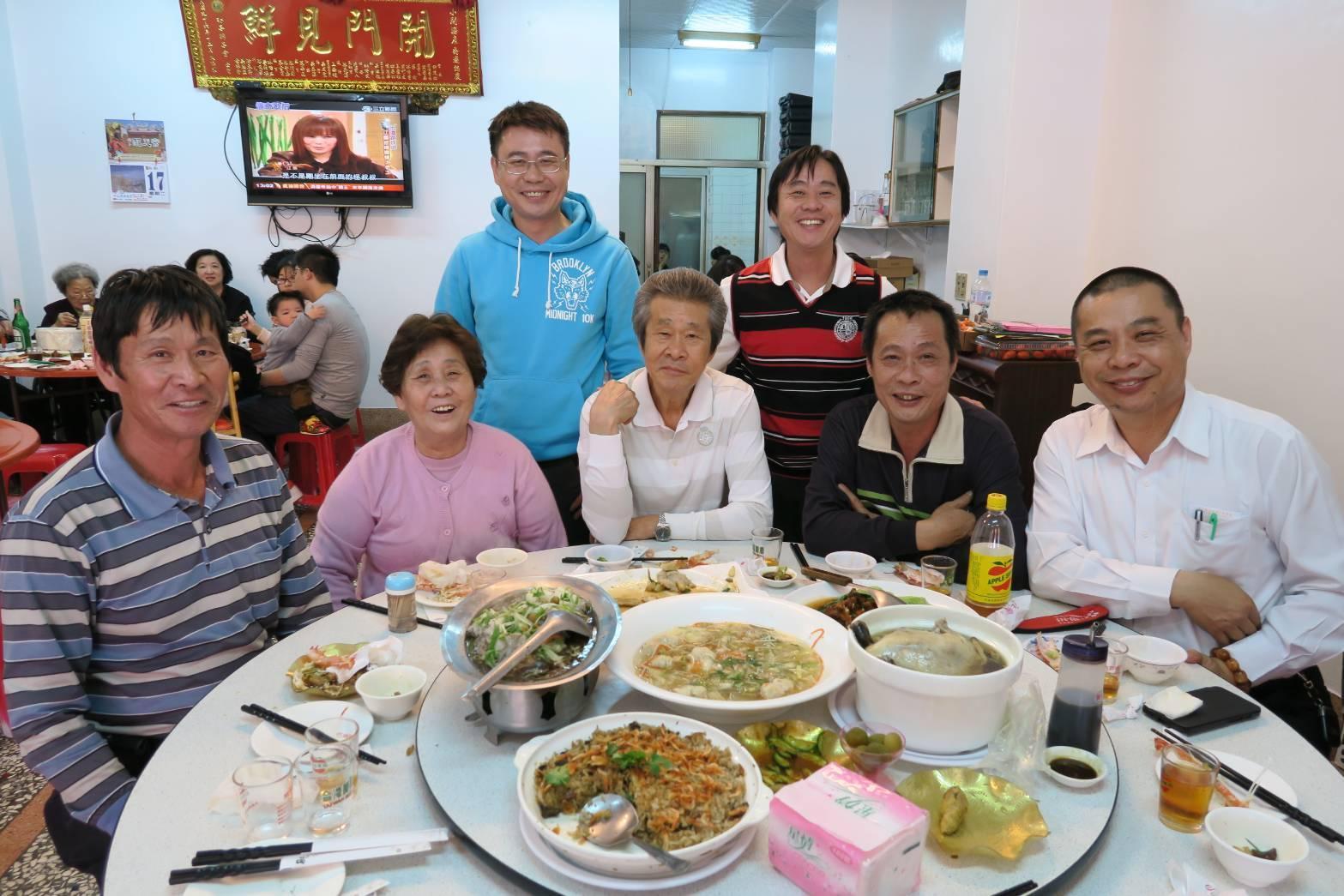 周國忠與家人感情好,大哥周文聰(前排中)更是影響他一生最重要的貴人。(周國忠提供)