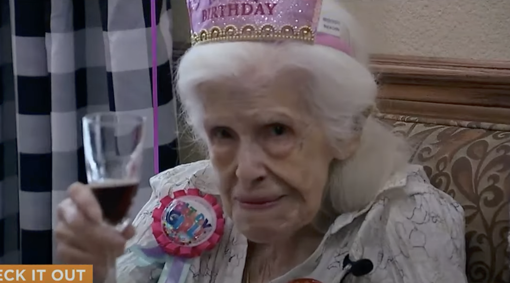 101歲的瑪麗愛喝龍舌蘭酒,但她在生日這天選擇喝健力士啤酒。(翻攝 AZFamily 3TV and CBS 5 News YouTube頻道)