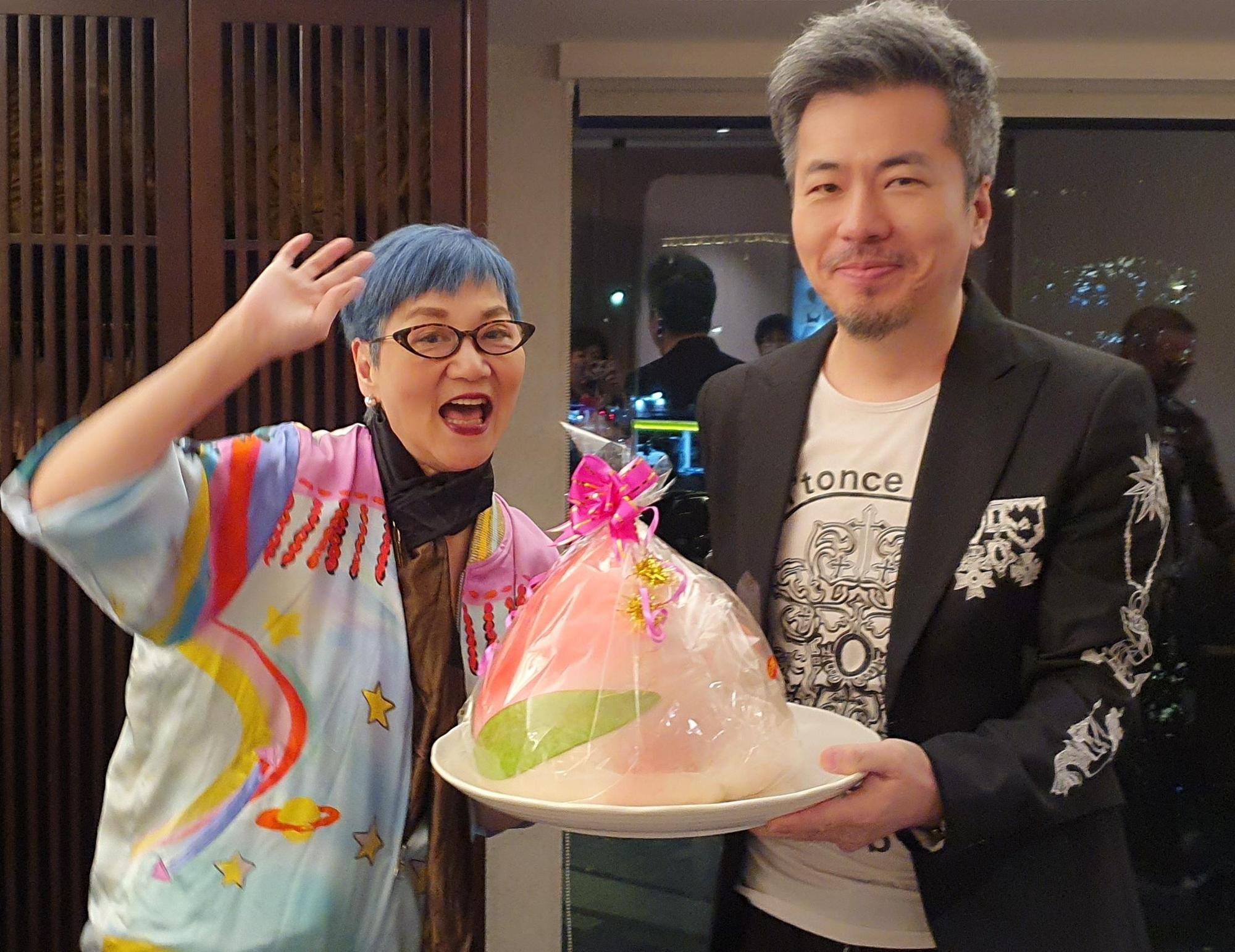 張小燕精心為黃國倫慶生。(寇乃馨提供)