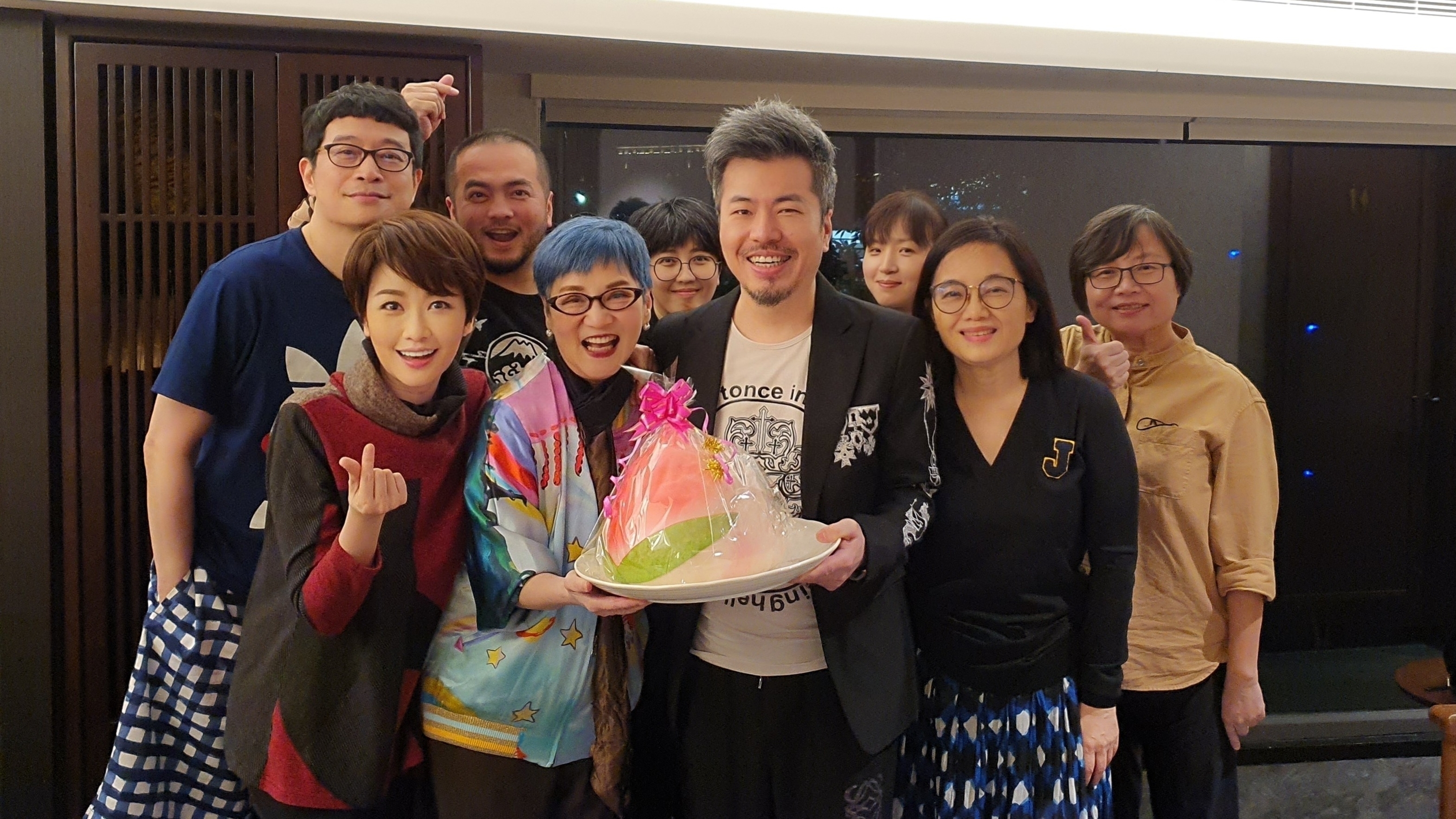 黃國倫在好友祝福下歡度生日。（寇乃馨提供）