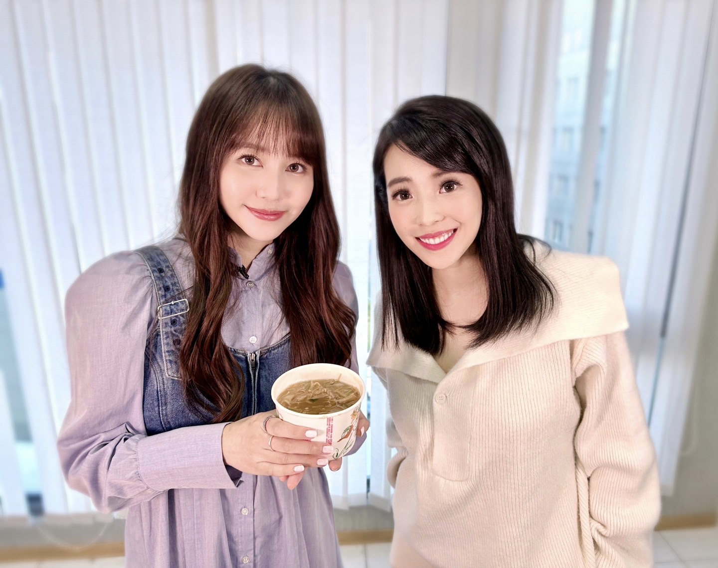 主持人沈泳吟特別買了碗麵線為她祝賀奪金鐘。（壹電視提供）