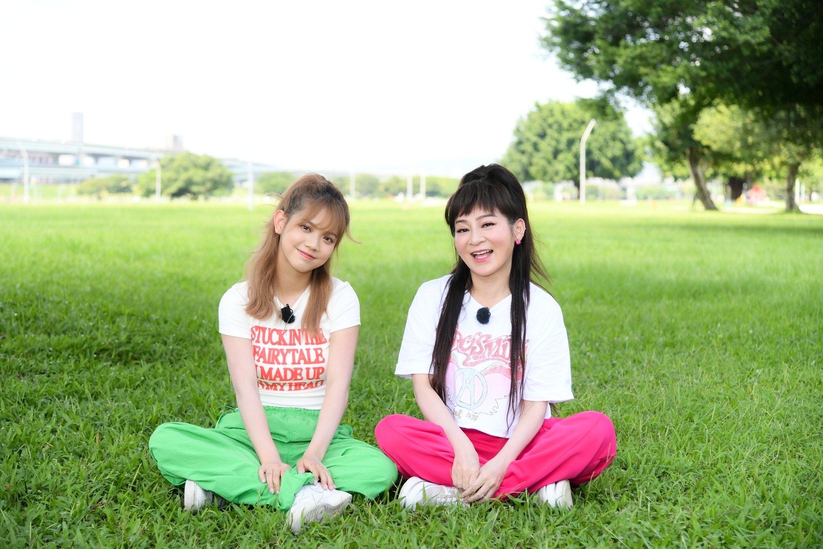 由王彩樺(右)與女兒黃于庭(左)母女檔首度攜手主持旅遊節目《媽呀!好好玩》,昨首播開出高收視。(三立提供)