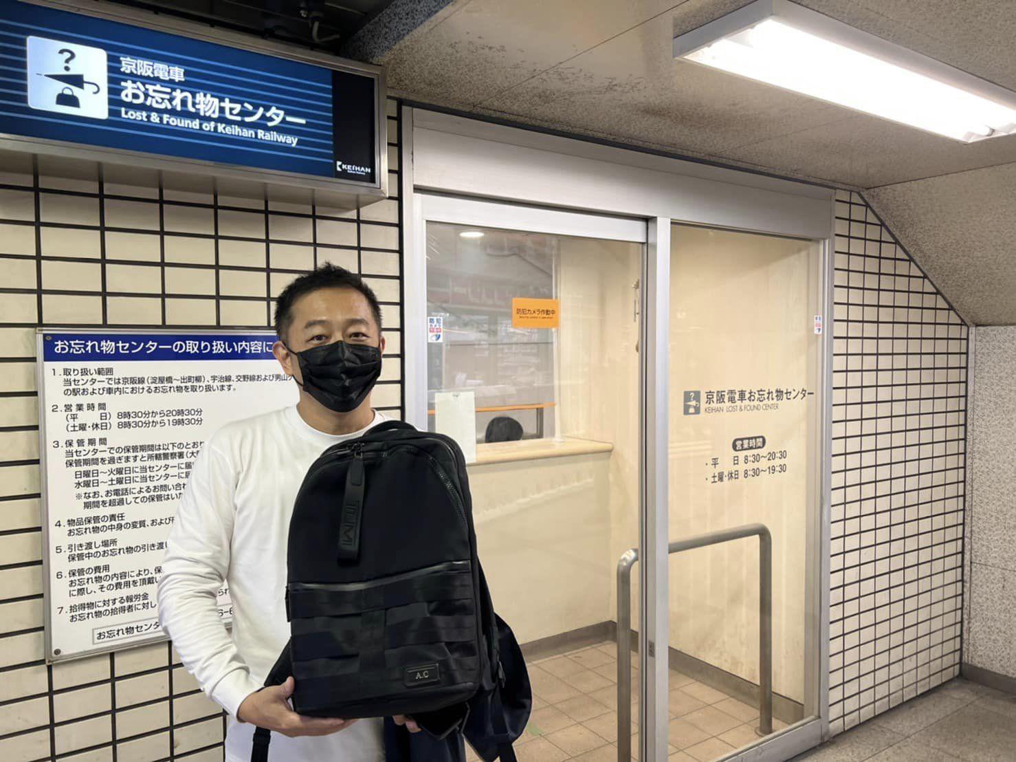 陳昭榮今天下午到大阪京橋 (京阪電車)失誤招領處領回遺失的背包。(翻攝自陳昭榮臉書)