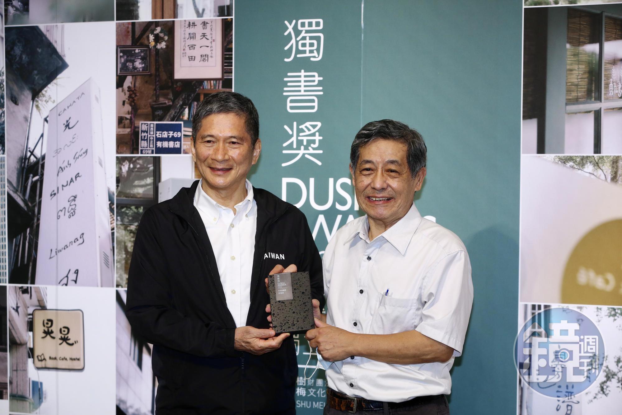 特殊貢獻獎:唐山書店陳龍昊(右),和文化部長李永得(左)。