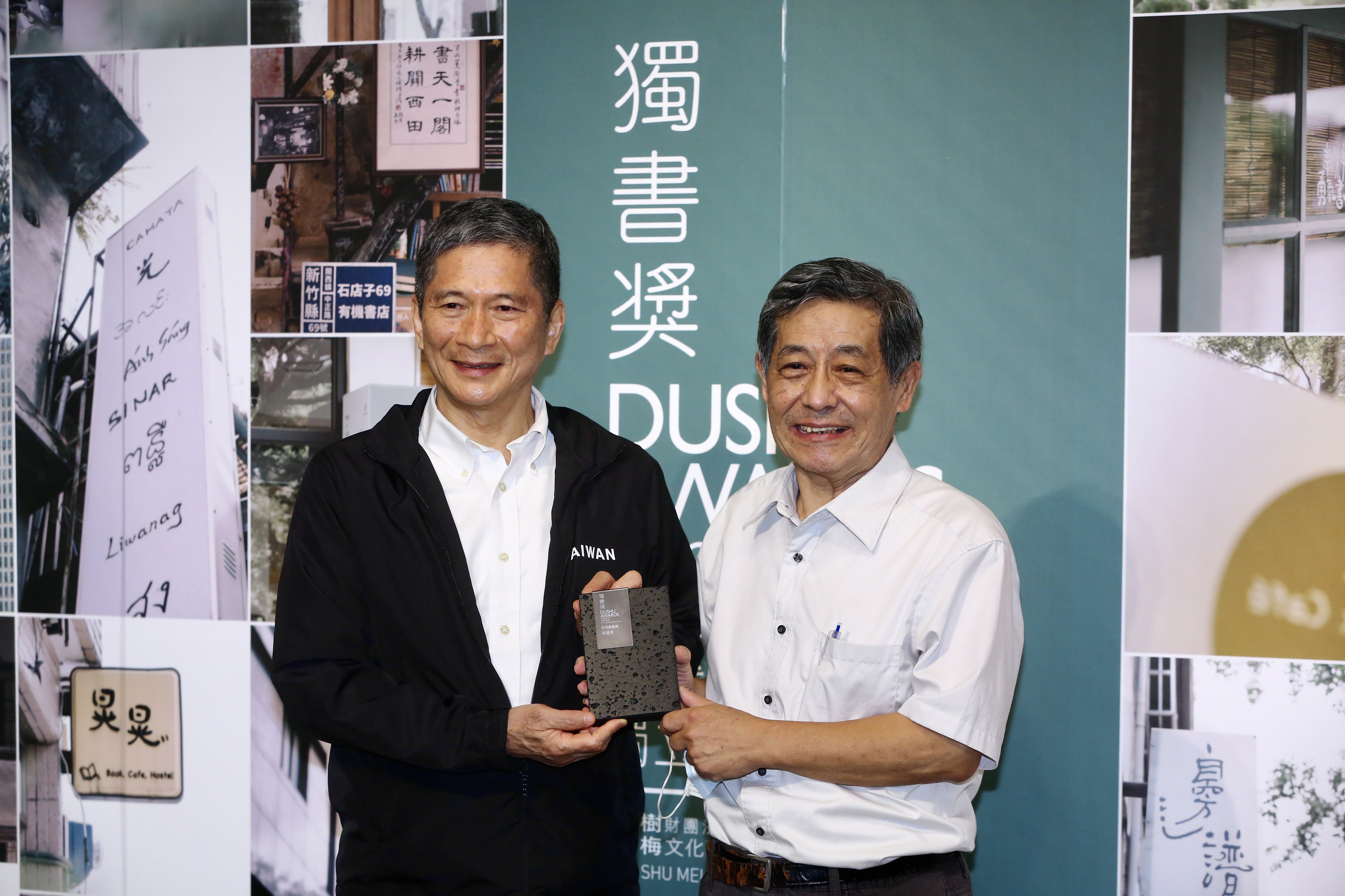 特殊貢獻獎：唐山書店陳龍昊（右），和文化部長李永得（左）。