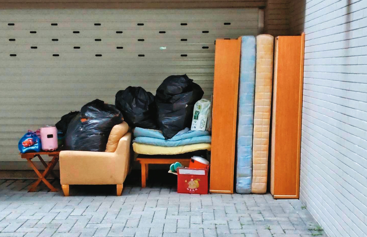 吳宏偉今年9月以賣房為由，找來搬家公司將妻子的家當全搬出屋外。（投訴人提供）