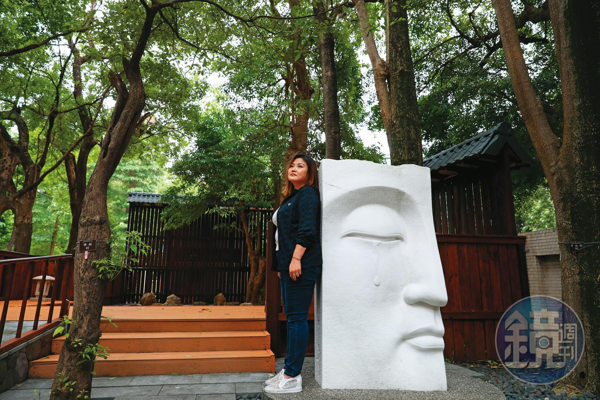 李沐芸帶我們到台北護理健康大學的「癒花園」,讓我們看名為「淚痕」的雕像。她說:「我是眼淚派的,流淚是療癒的重要過程。」