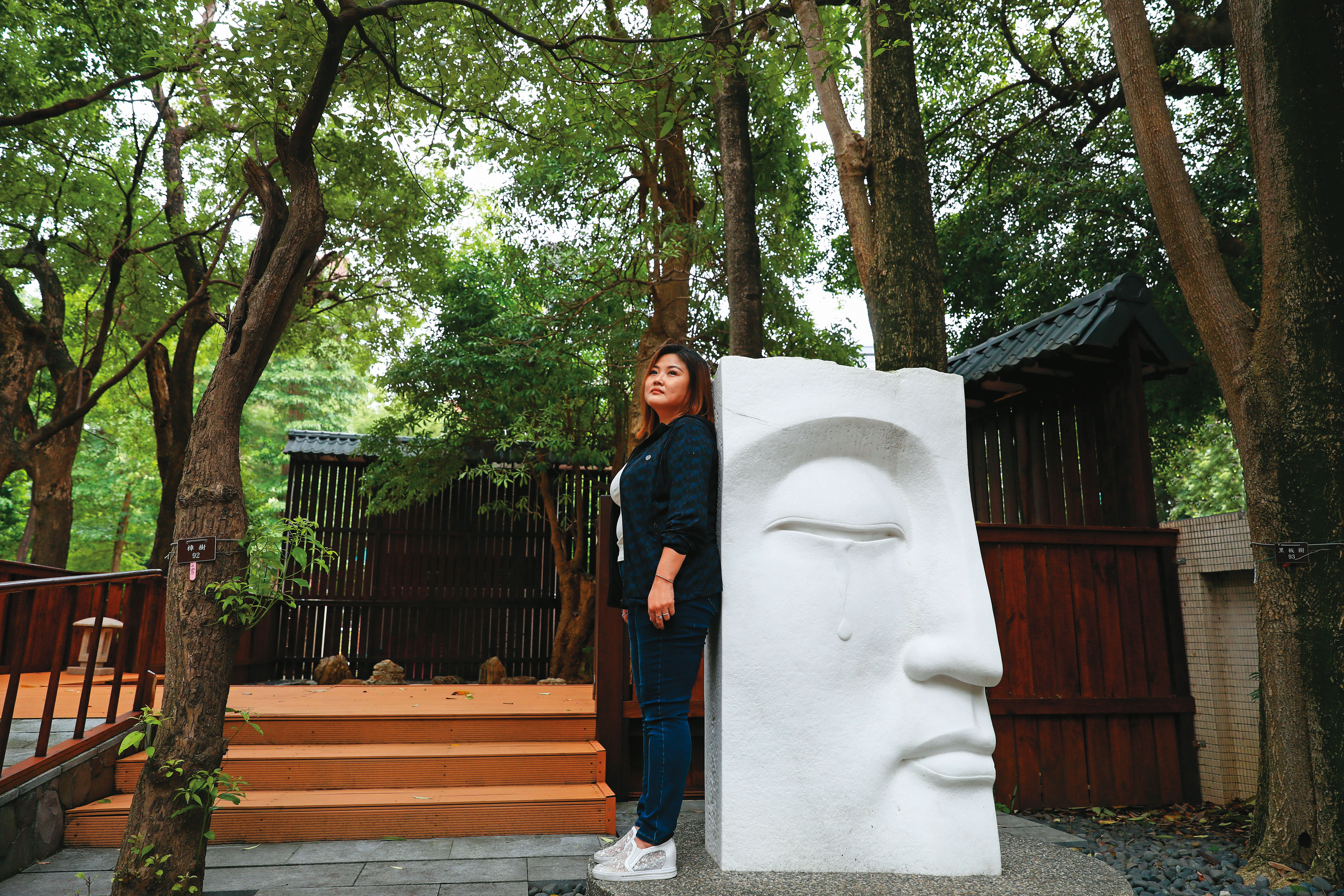 李沐芸帶我們到台北護理健康大學的「癒花園」，讓我們看名為「淚痕」的雕像。她說：「我是眼淚派的，流淚是療癒的重要過程。」