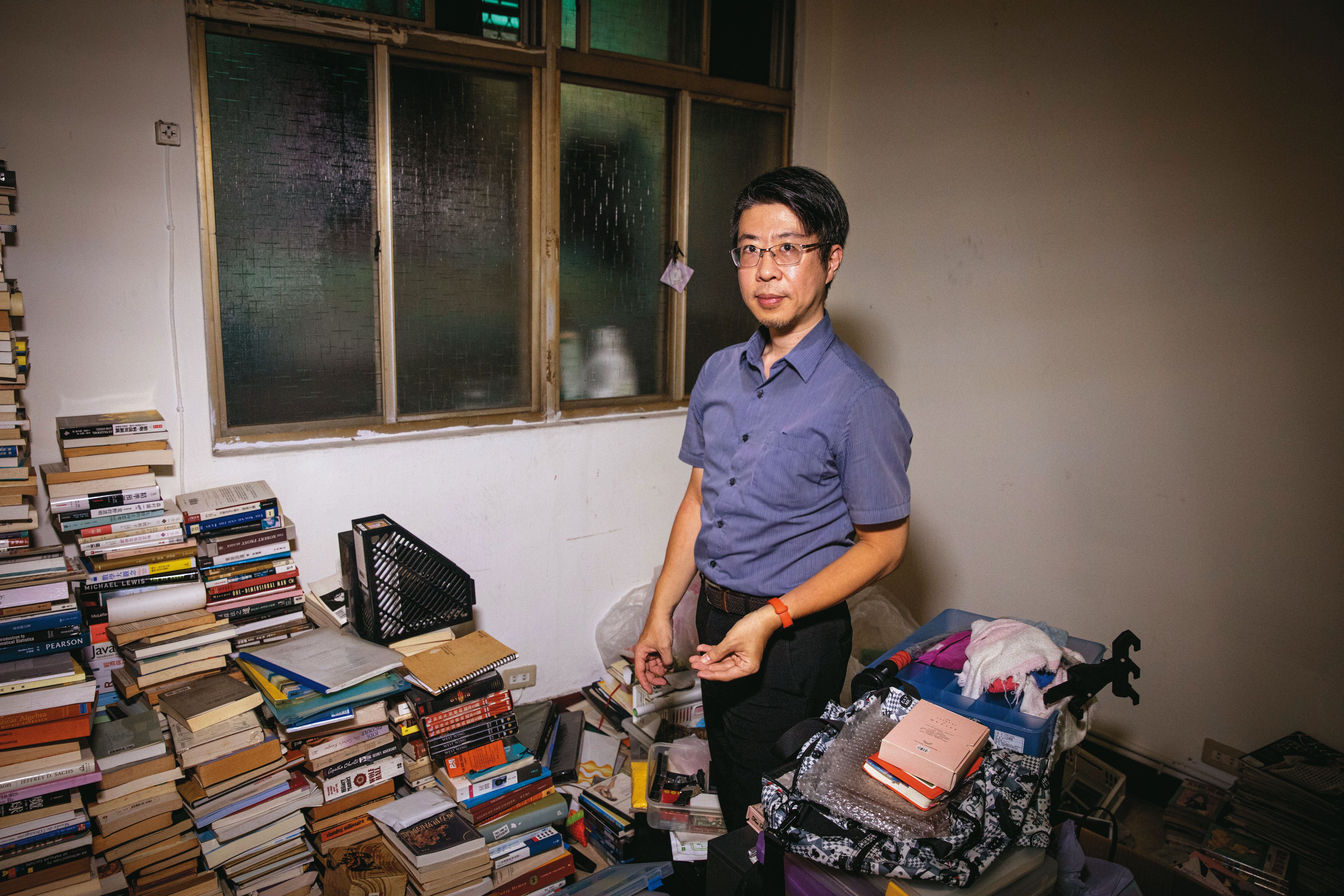 吳正華帶我們到放著妻子遺物的房間。妻子的衣物他先捐給了心怡基金會，剩下的多半是書。