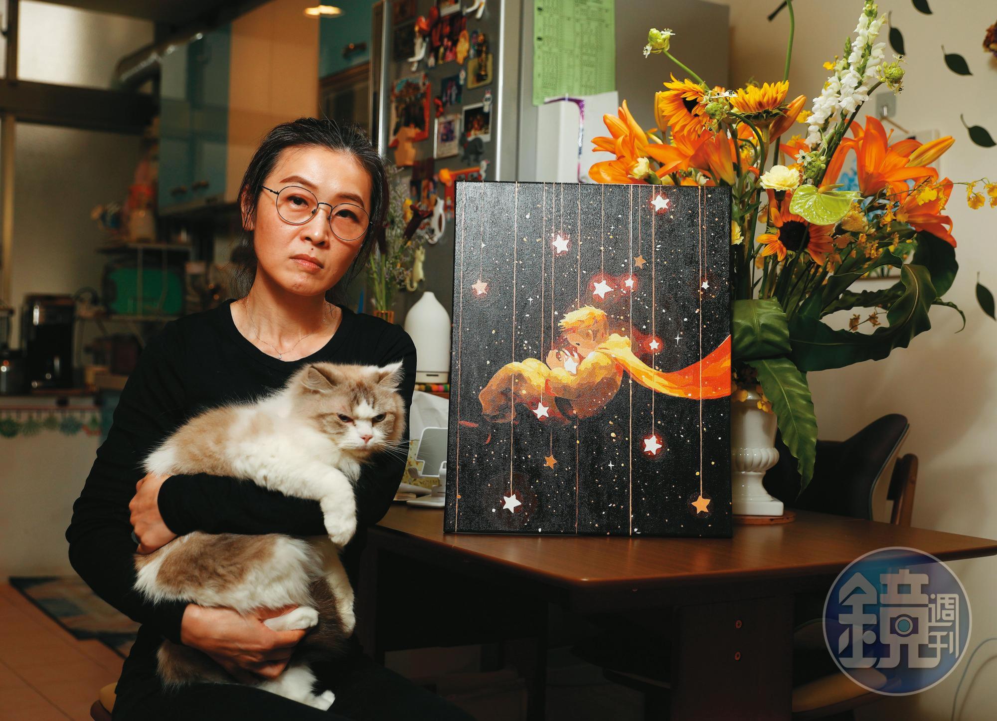 李星儀在兒子逝世後,開始大量創作《小王子》相關作品,右圖是她的畫作,也養了兒子生前就一直想養的貓。