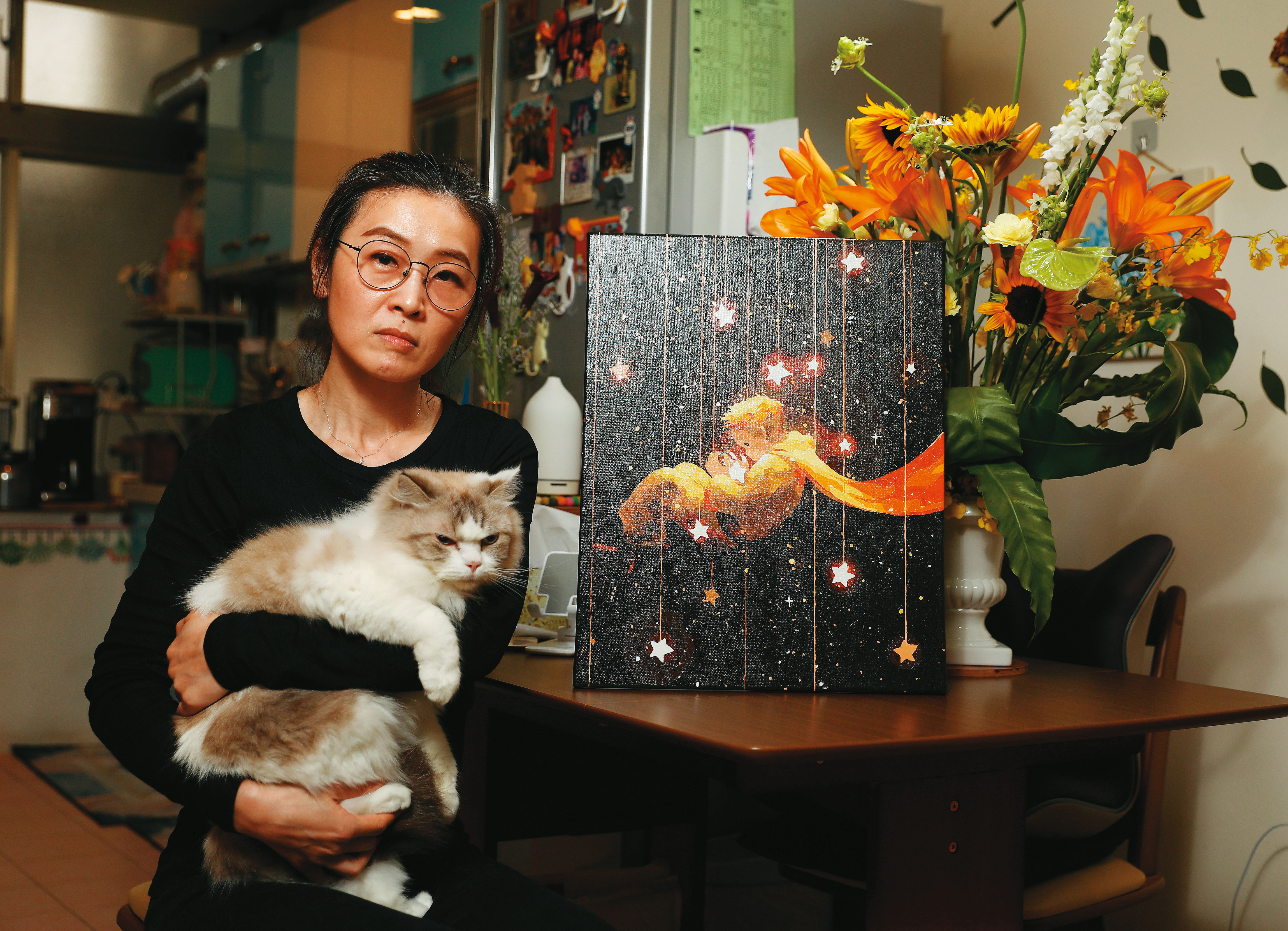 李星儀在兒子逝世後，開始大量創作《小王子》相關作品，右圖是她的畫作，也養了兒子生前就一直想養的貓。
