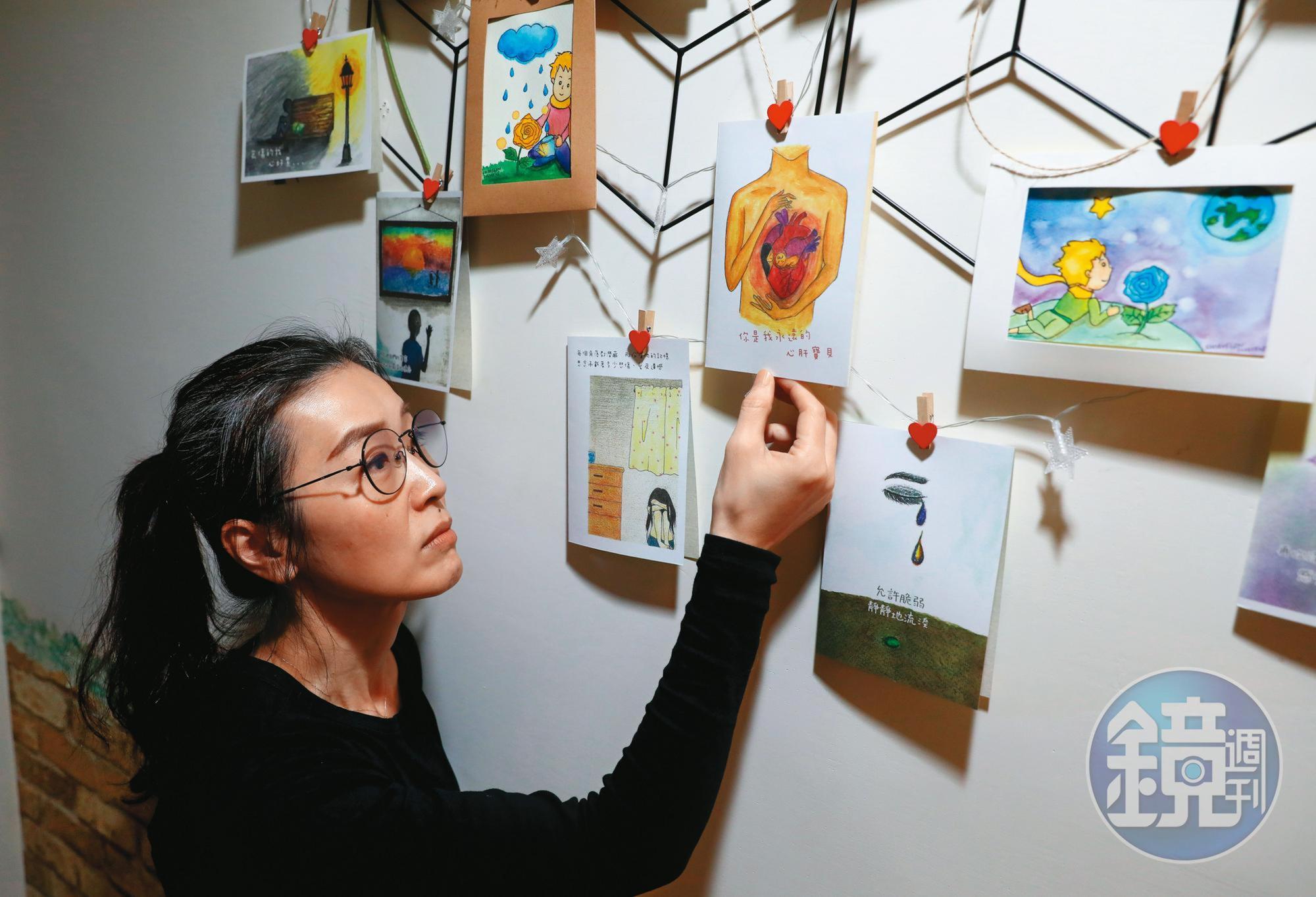李星儀家中有一面療癒牆,放著遺族關懷協會製作的卡片,其中一張卡片上寫著:「允許脆弱。」