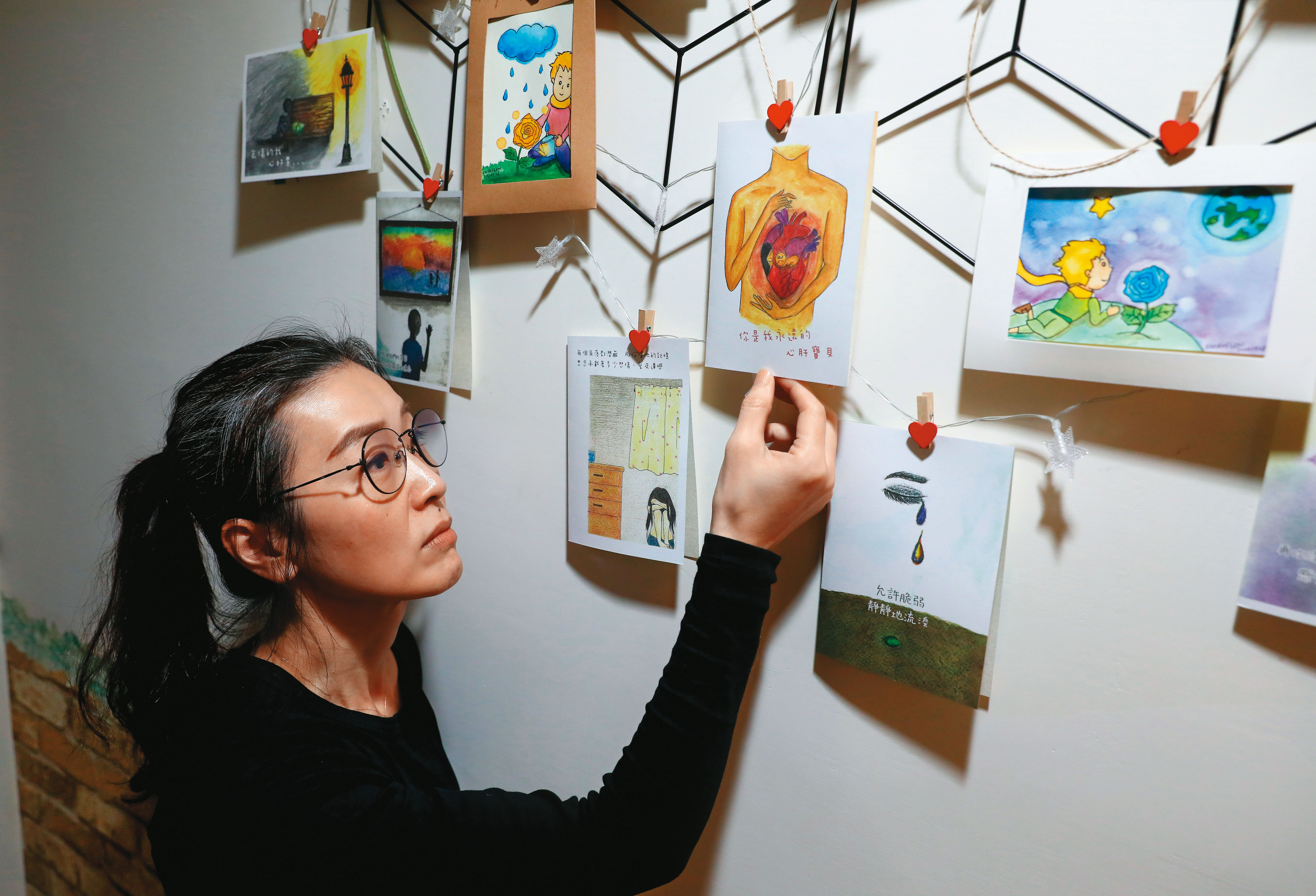 李星儀家中有一面療癒牆，放著遺族關懷協會製作的卡片，其中一張卡片上寫著：「允許脆弱。」