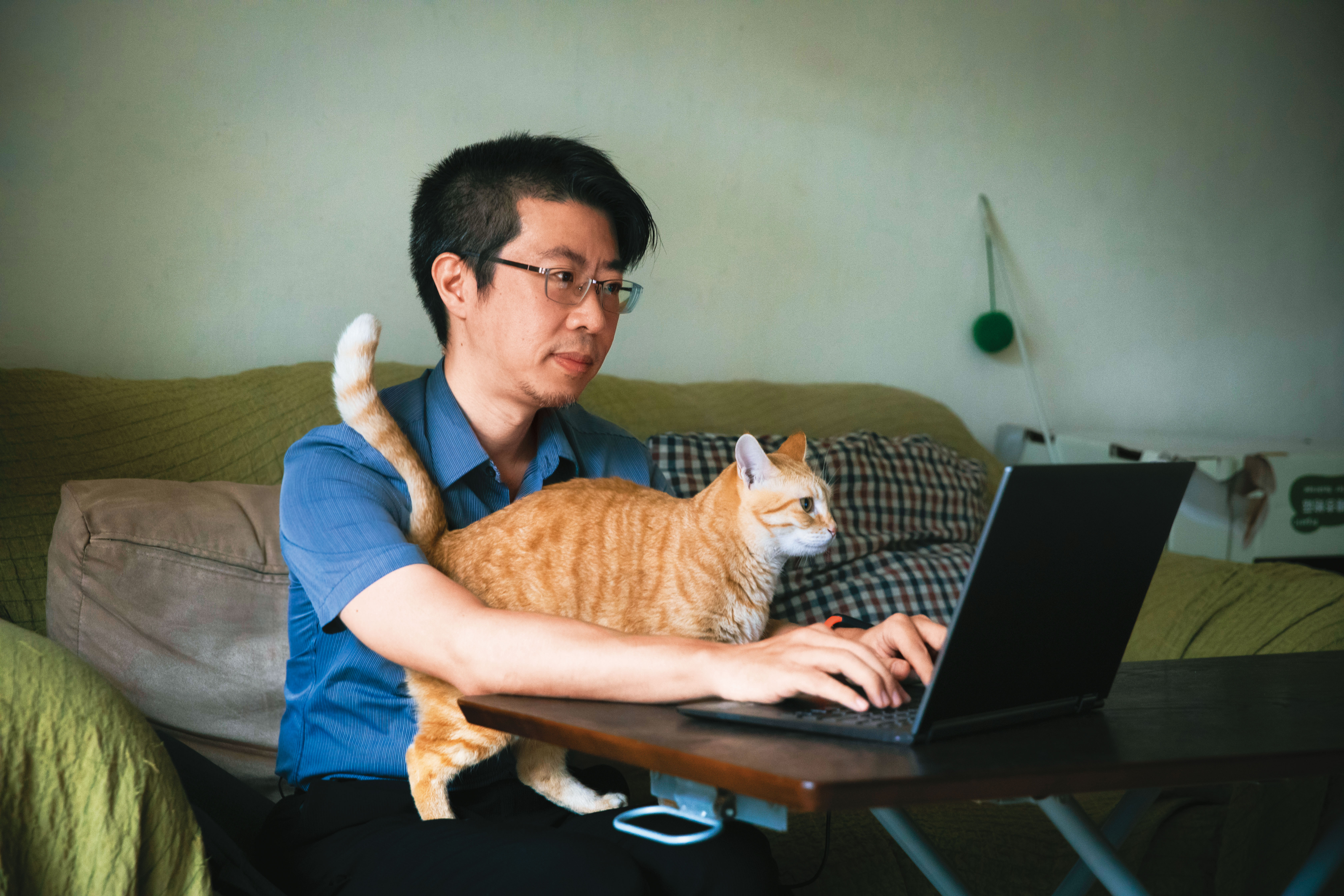 吳正華2年前喪妻，他先加入了喪偶團體，偶爾感覺格格不入，之後又加入遺族團體。