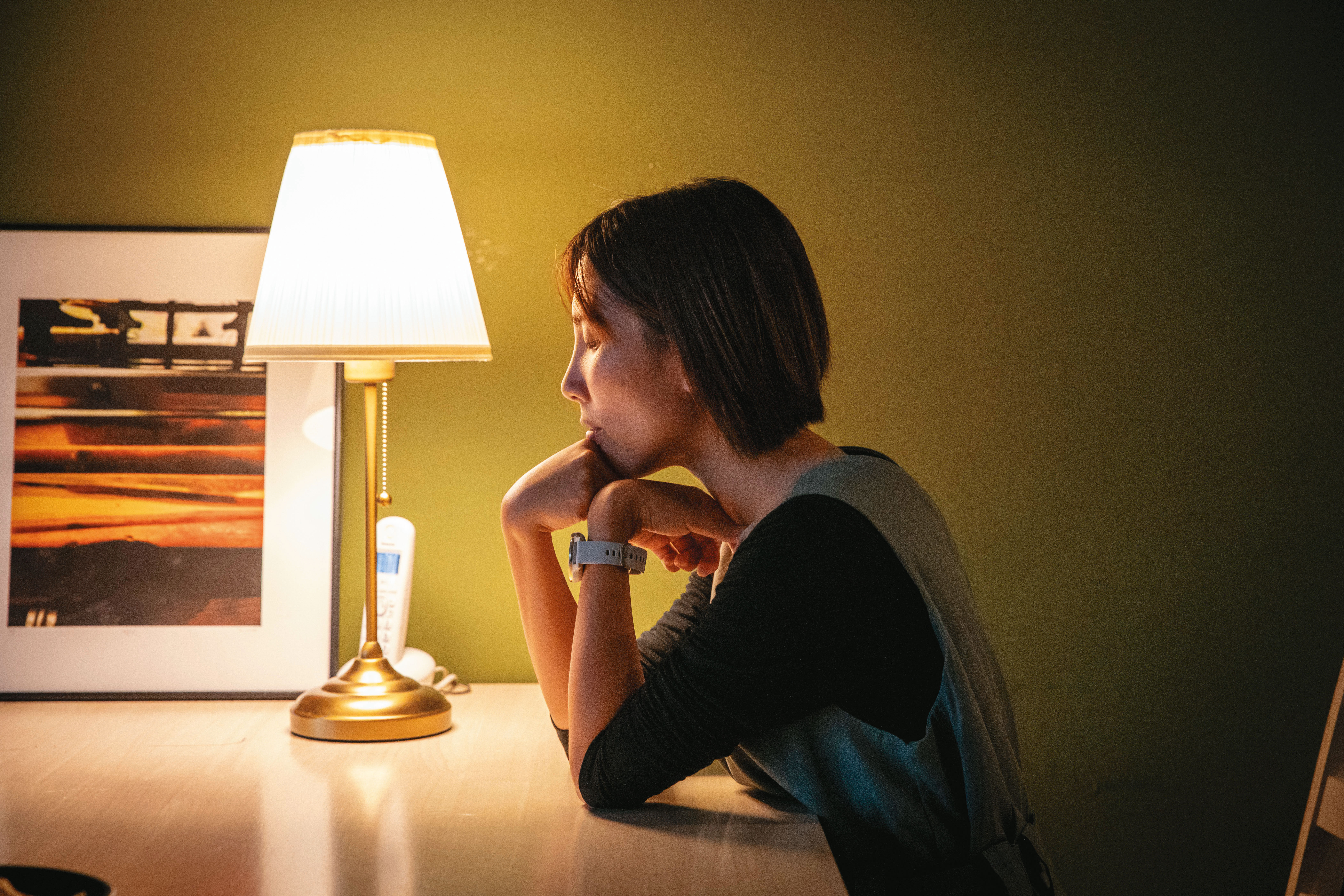 母親與繼母相繼自殺，走出傷痛不易，朱妍安深知陪伴的重要，因此創辦隙光精神，希望自己能為遺族們撐一把傘，走過悲傷的雨季。