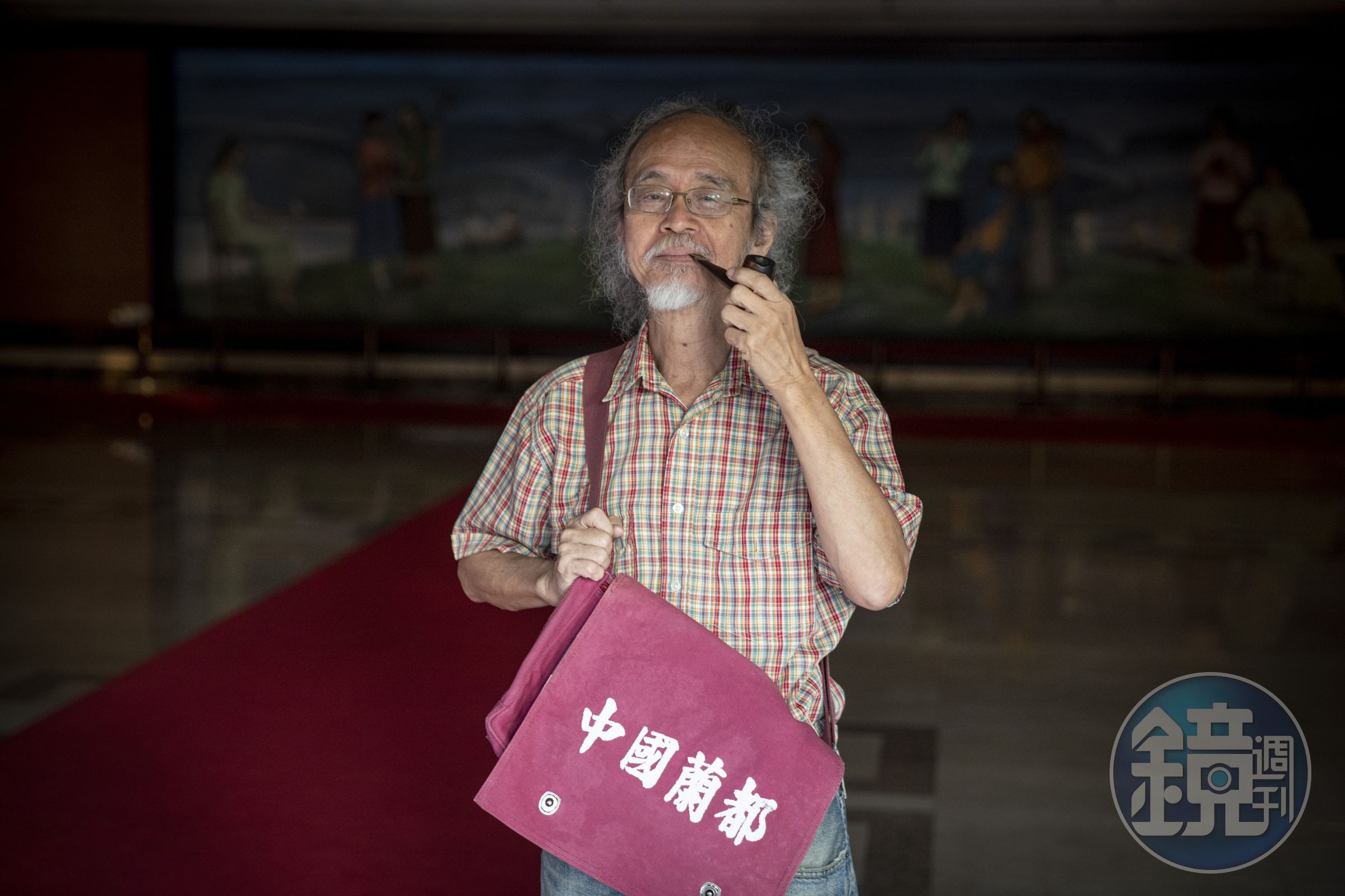 楊碧川接受我們採訪，揹著「都蘭國中」書包，笑稱自己從都蘭國小畢業，升學了。