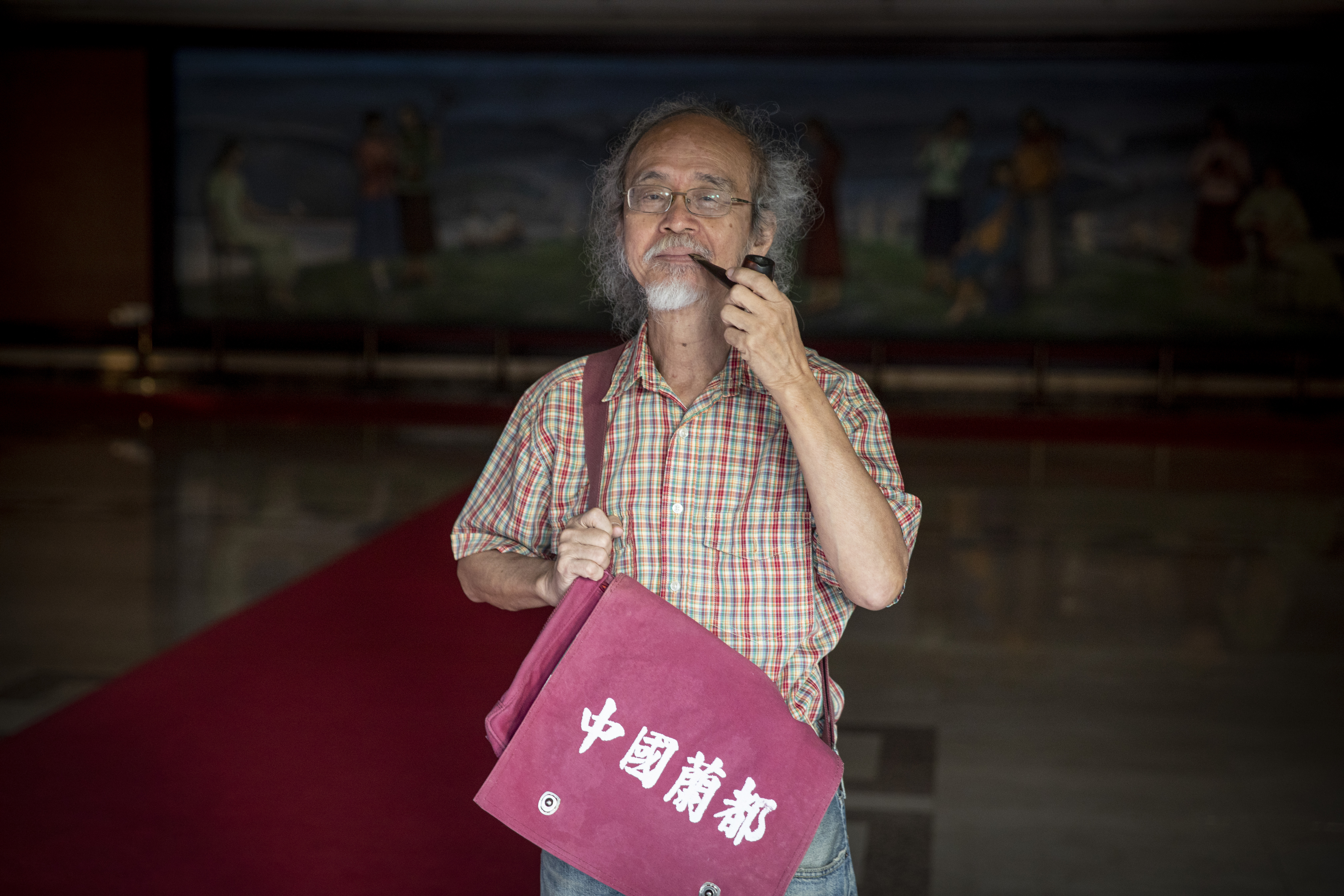 楊碧川接受我們採訪，揹著「都蘭國中」書包，笑稱自己從都蘭國小畢業，升學了。