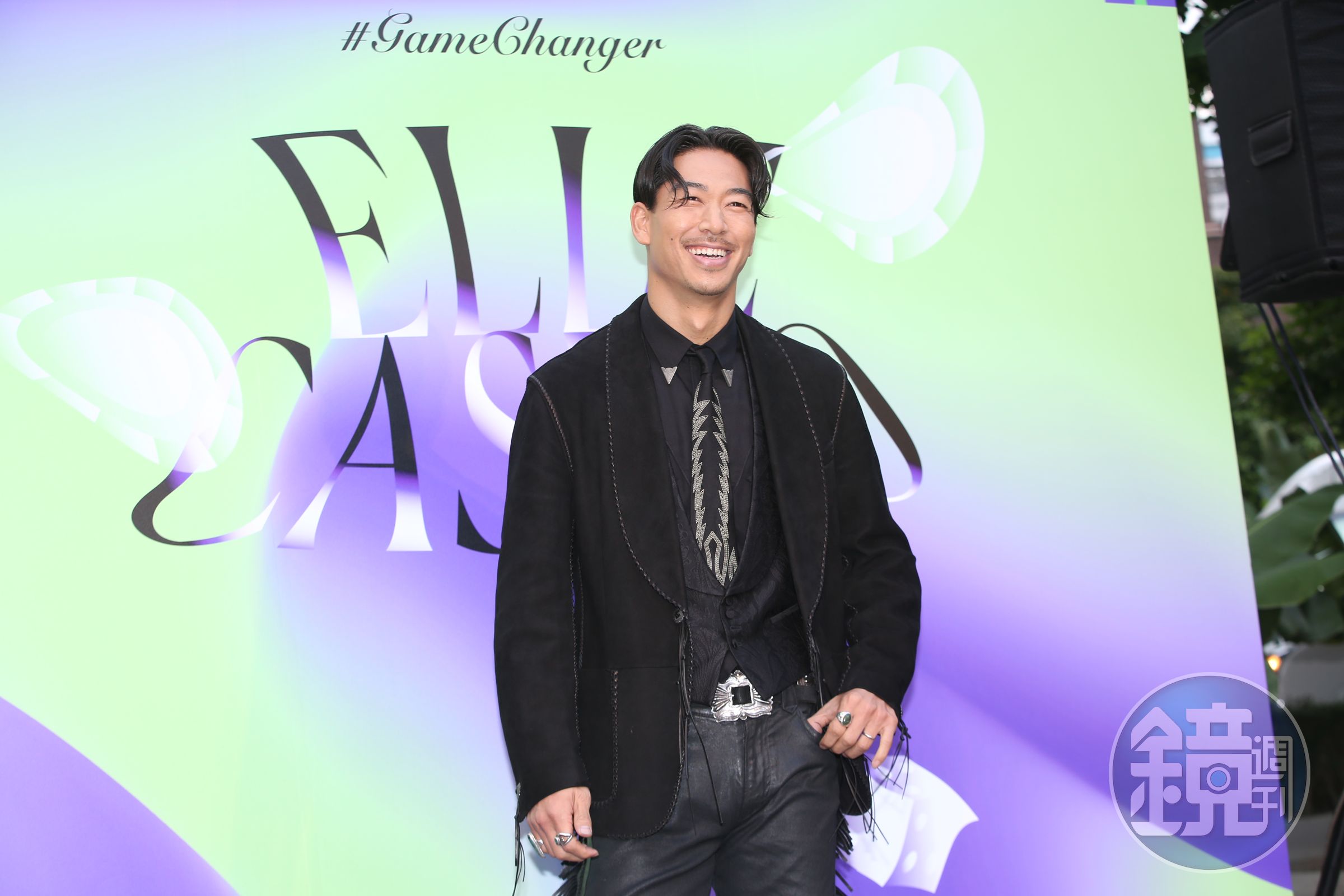 國民姐夫Akira現身《Elle》沉浸式賭場劇場展覽。