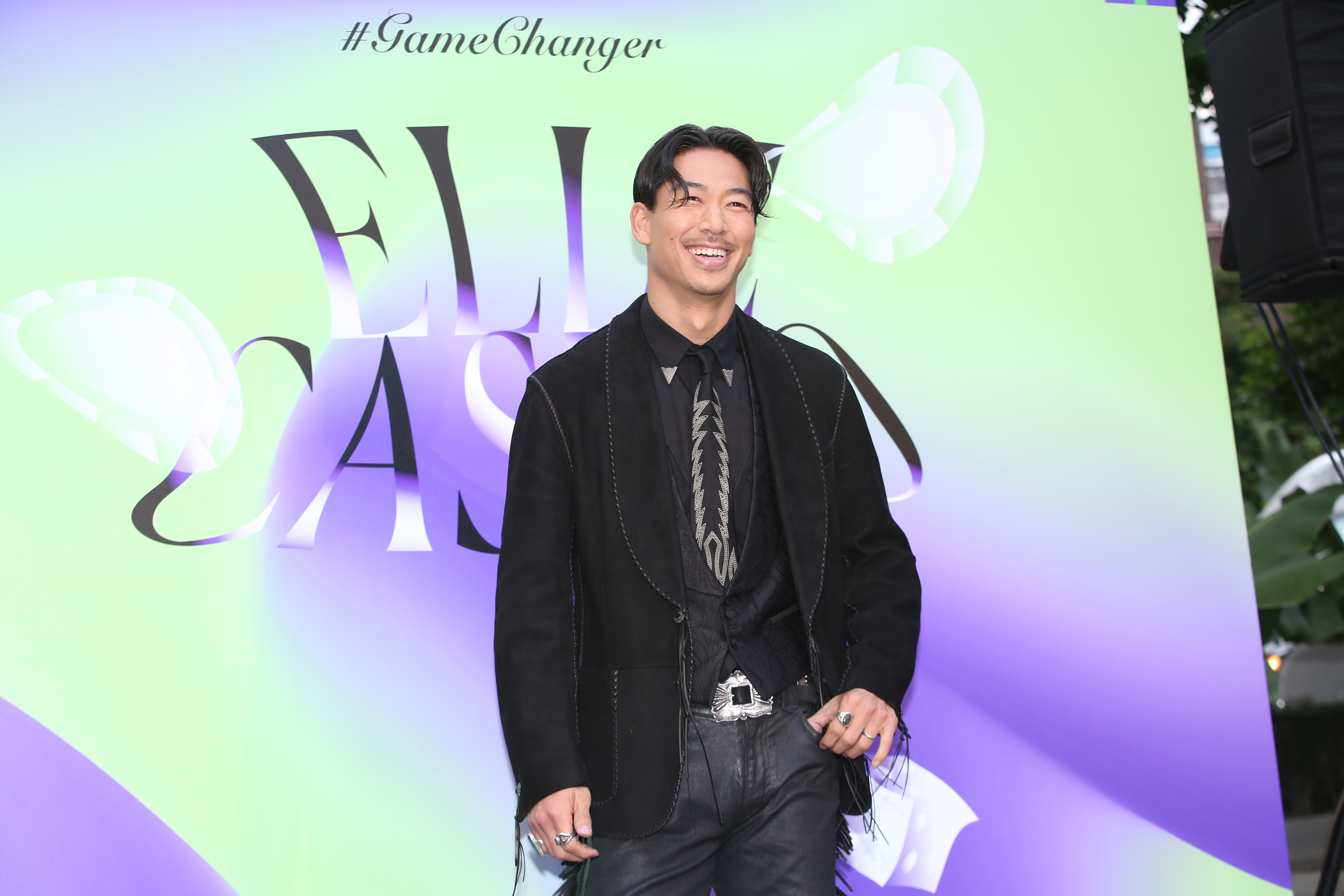 國民姐夫Akira現身《Elle》沉浸式賭場劇場展覽。