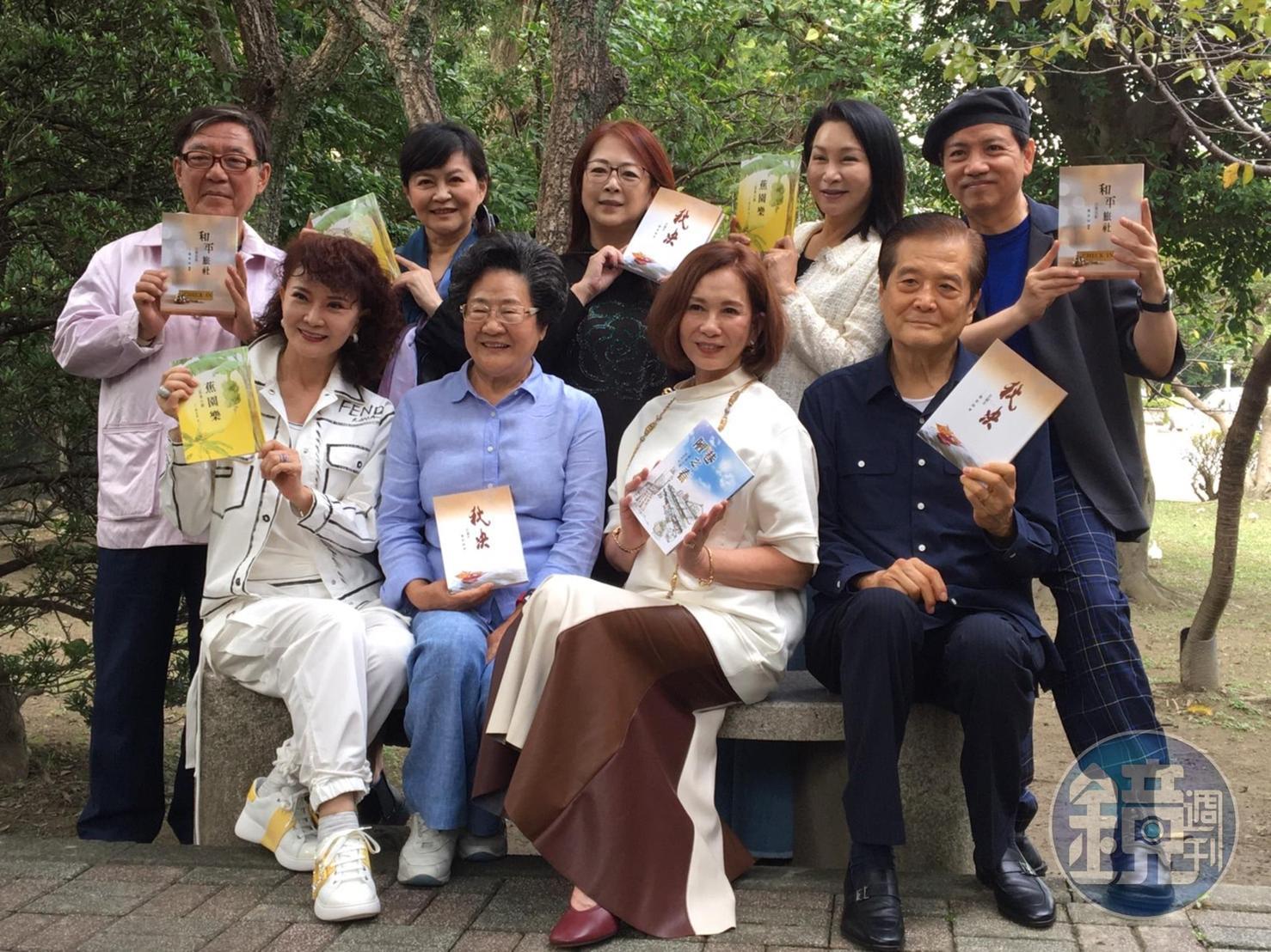 張永祥夫人任芝蘭(前排左二)與演員鄧美芳(前排左起)、周丹薇、汪威江、李立群(後排左起)、程秀瑛、趙永馨、張瓊姿、陳凱倫。