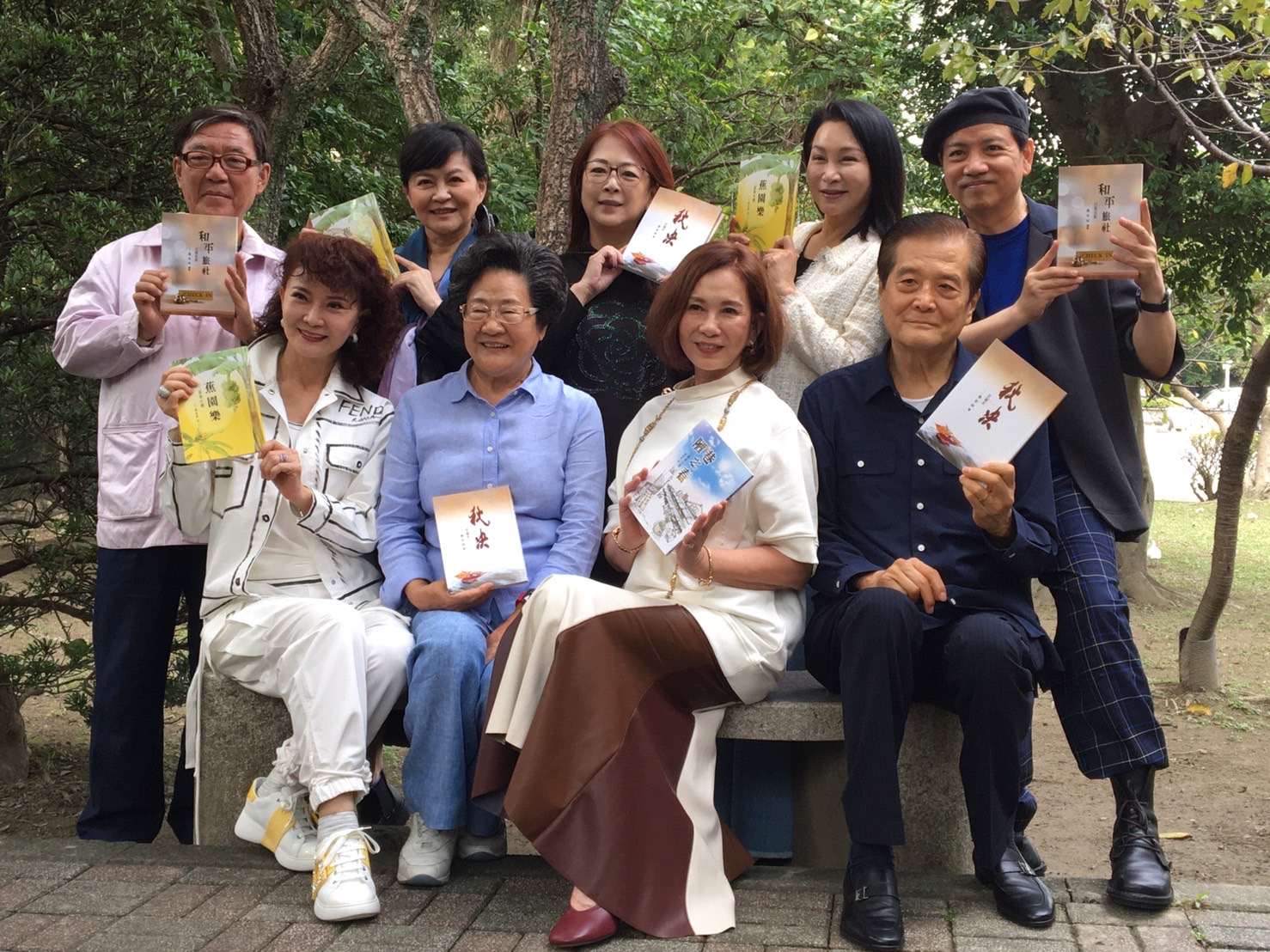 張永祥夫人任芝蘭（前排左二）與演員鄧美芳（前排左起）、周丹薇、汪威江、李立群（後排左起）、程秀瑛、趙永馨、張瓊姿、陳凱倫。