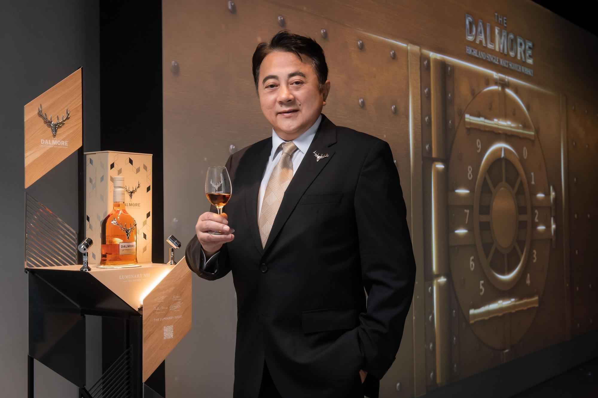 大摩築光大師新品發表會上，尚格酒業奚大寧董事長介紹大摩築光大師系列。（尚格酒業提供）