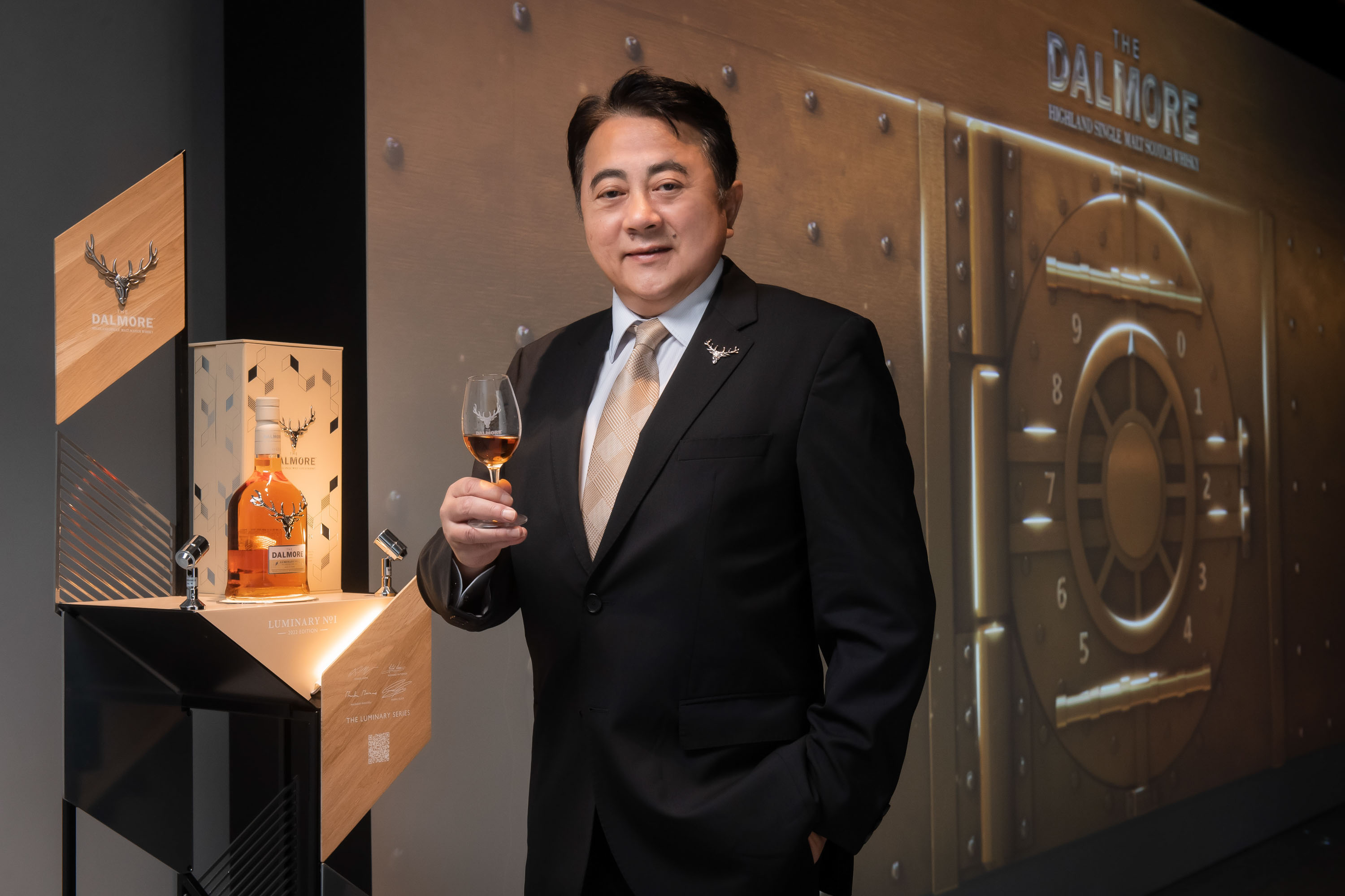 大摩築光大師新品發表會上,尚格酒業奚大寧董事長介紹大摩築光大師系列。(尚格酒業提供)