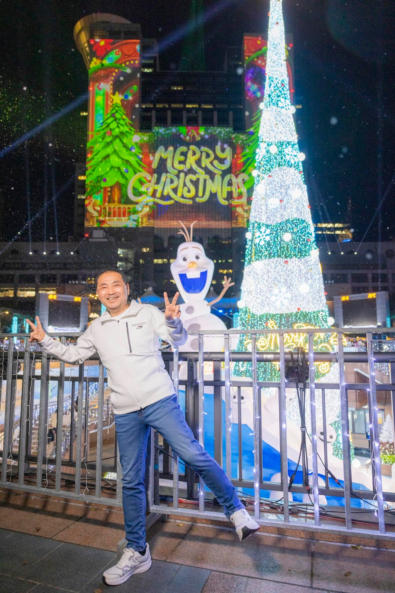 侯友宜和雪寶耶誕樹合照。(翻攝侯友宜臉書)
