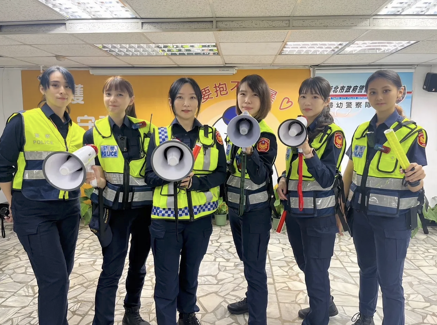 新北市警方由婦幼隊及少年隊成立「行動DJ警察」。（新北警提供）