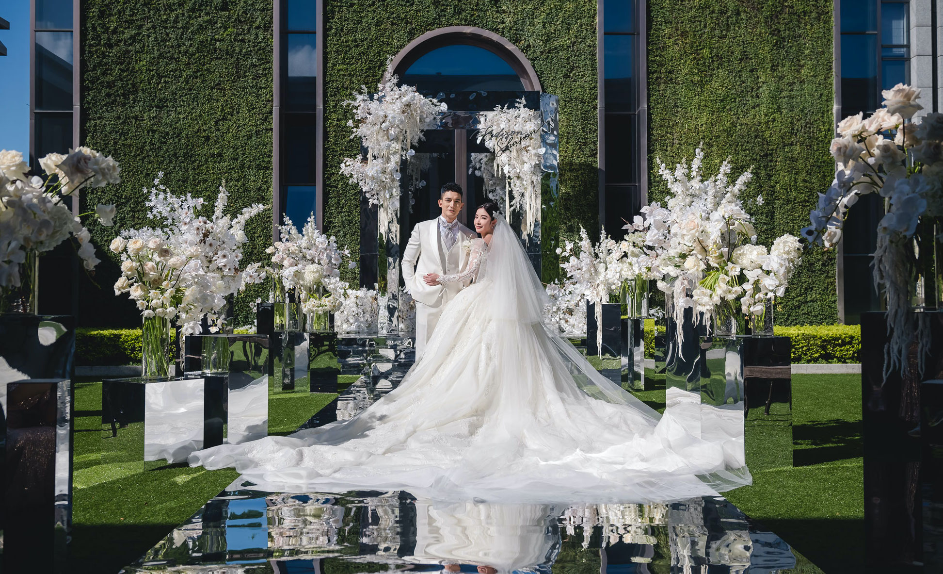 許維恩穿上Linli Boutique量身訂製的婚紗，與王家梁拍下幸福滿滿的婚紗照。（優墨Ü：mo Studio提供）