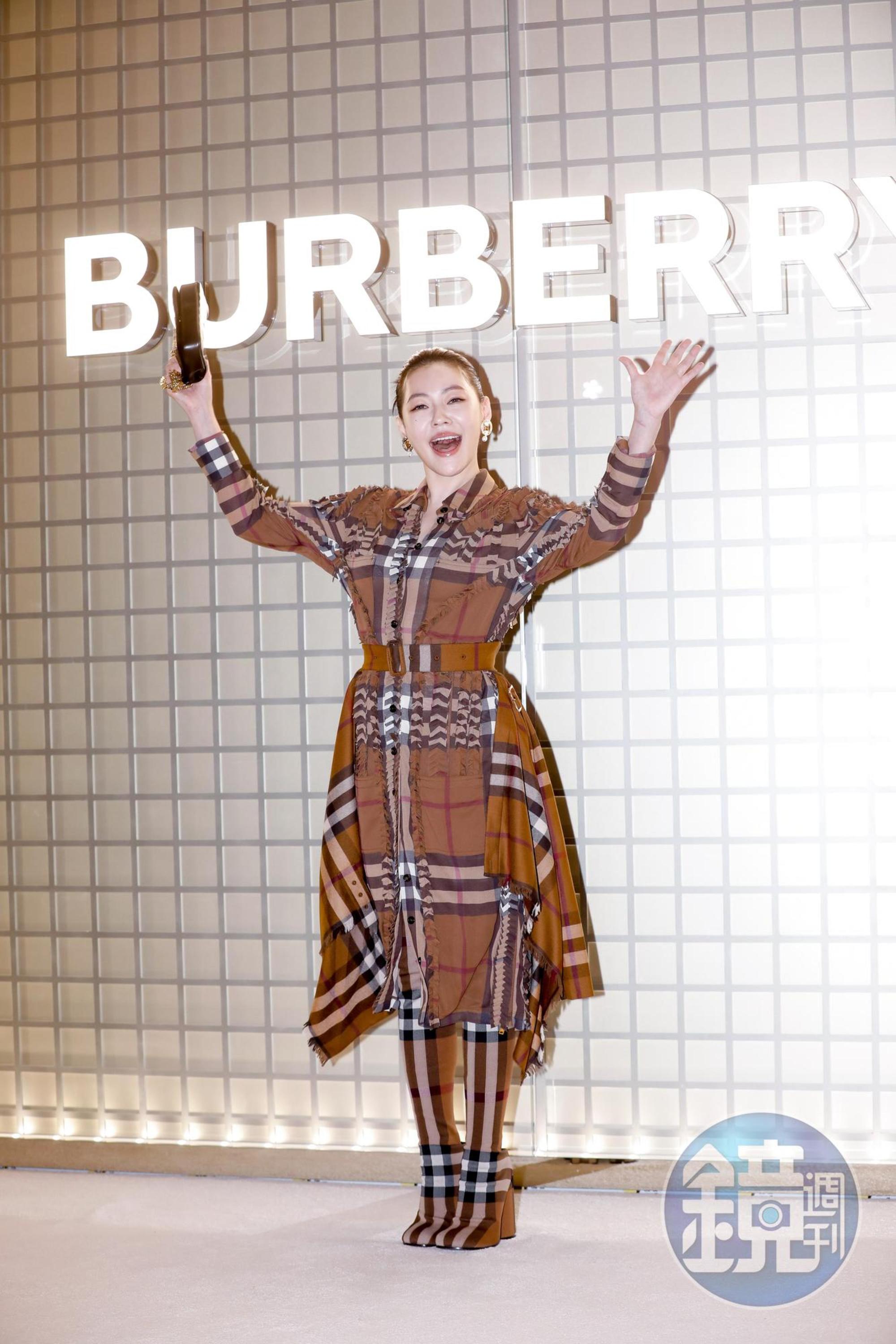 小S被姐夫具俊曄稱讚是「Burberry之后」，十分開心。