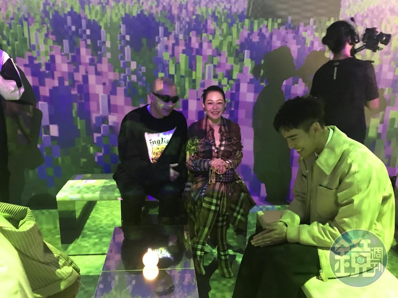 小S（中）、具俊曄（左）身旁的周予天（右）被逗得笑開懷。