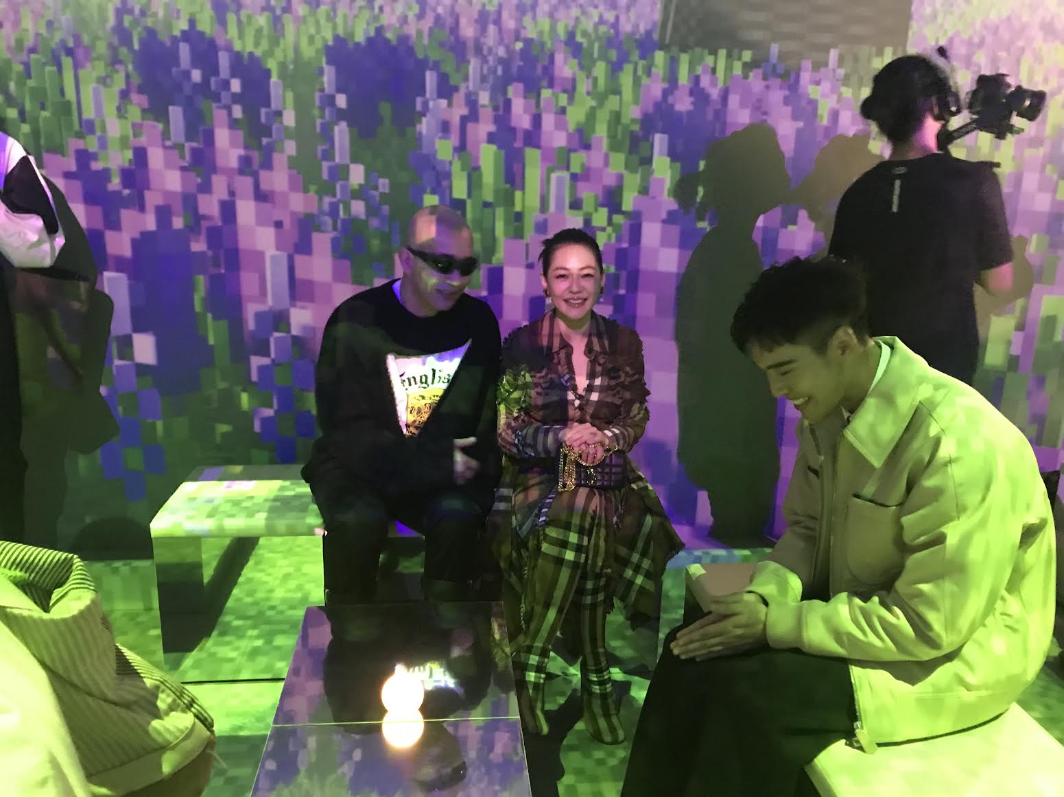 小S（中）、具俊曄（左）身旁的周予天（右）被逗得笑開懷。
