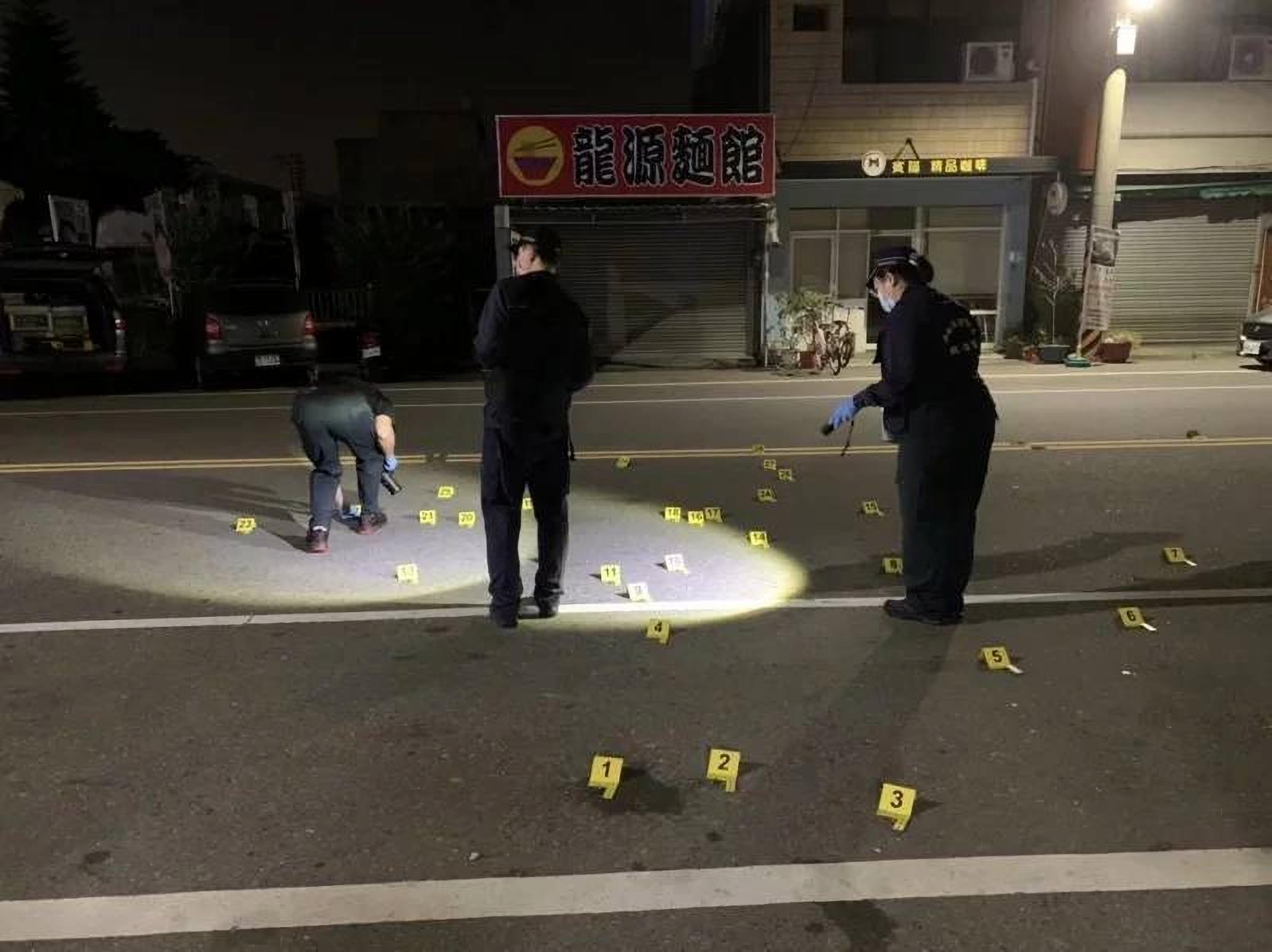 台南市議員謝財旺服務處10日凌晨遭人持衝鋒槍瘋狂掃射，警方連夜蒐證遺留現場大批彈殼。（翻攝畫面）