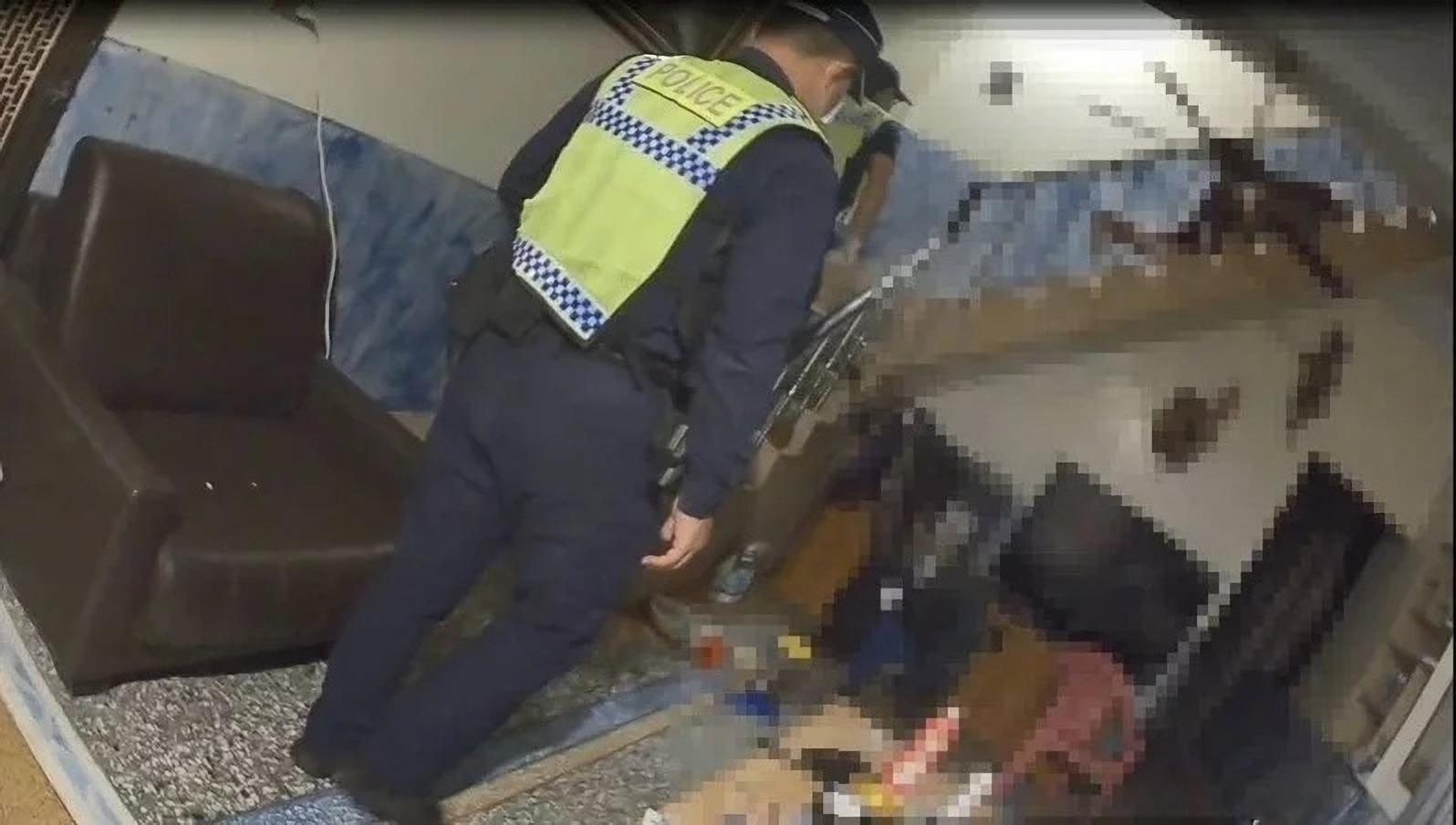 嘉義布袋8旬老婦遭家暴兒毆打慘死家中樓梯。(翻攝畫面)
