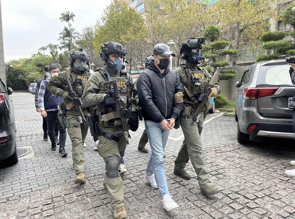 刑事局逮捕竹聯幫弘仁會長小阿閎。（翻攝畫面）