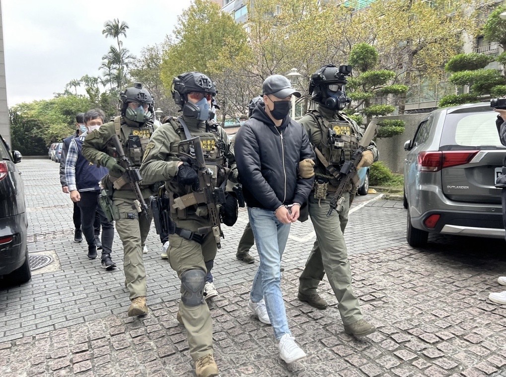 刑事局逮捕竹聯幫弘仁會長小阿閎。（翻攝畫面）