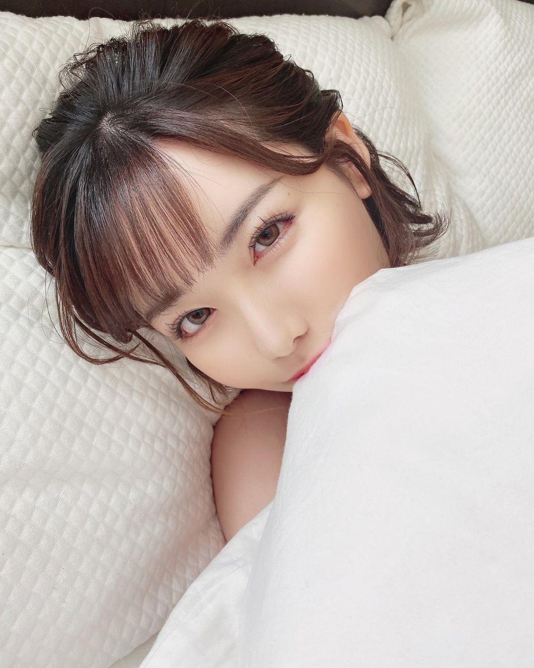 喜歡以騎乘位征服男優的深田詠美，透露私下最愛的還是傳統傳教士體位，「躺著就好，不累又舒服。」（翻攝自深田詠美IG）