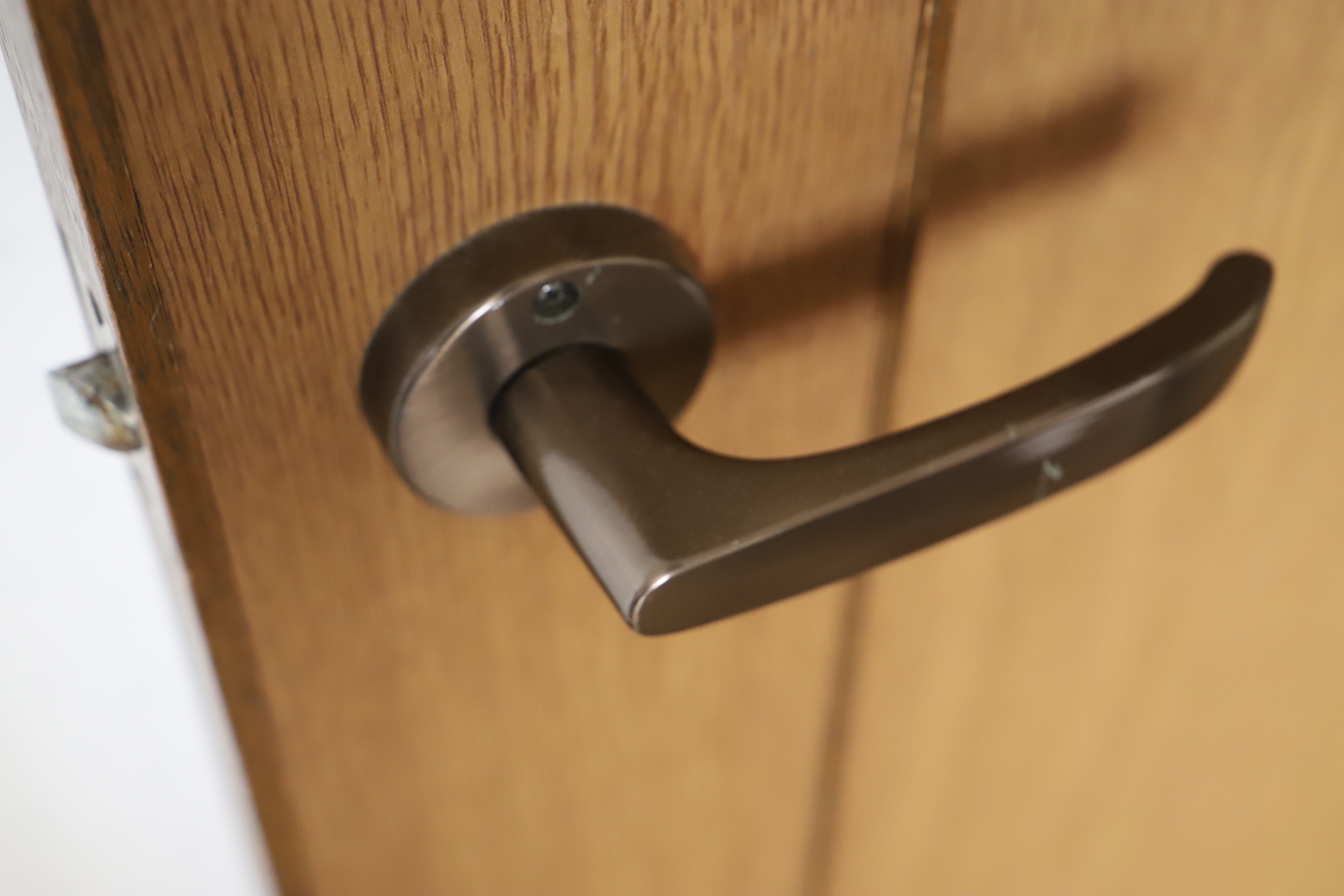 7旬老翁不滿樓上女鄰居凌晨製造噪音，使出狠招，傾倒「糞尿水」流入對方屋內。（示意圖，PhotoAC）