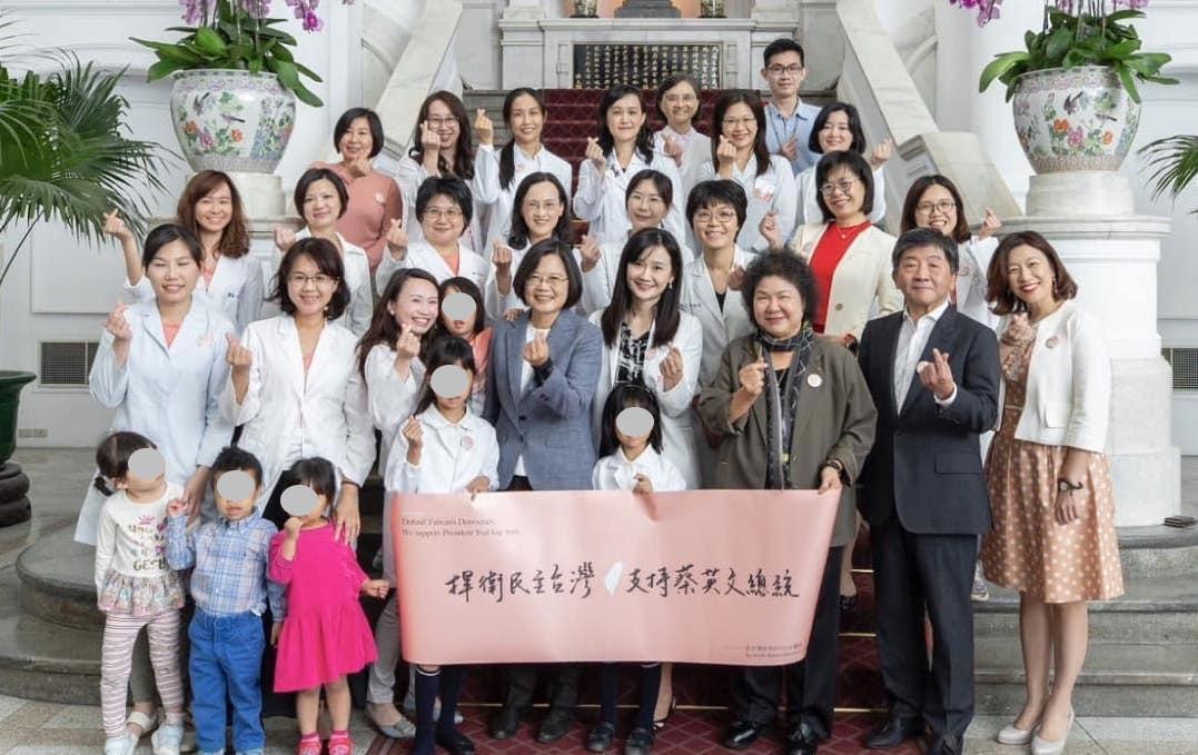 蔡英文率滿滿女醫支持陳時中，圖中有林靜儀，還有陳菊。（翻攝蔡英文臉書）